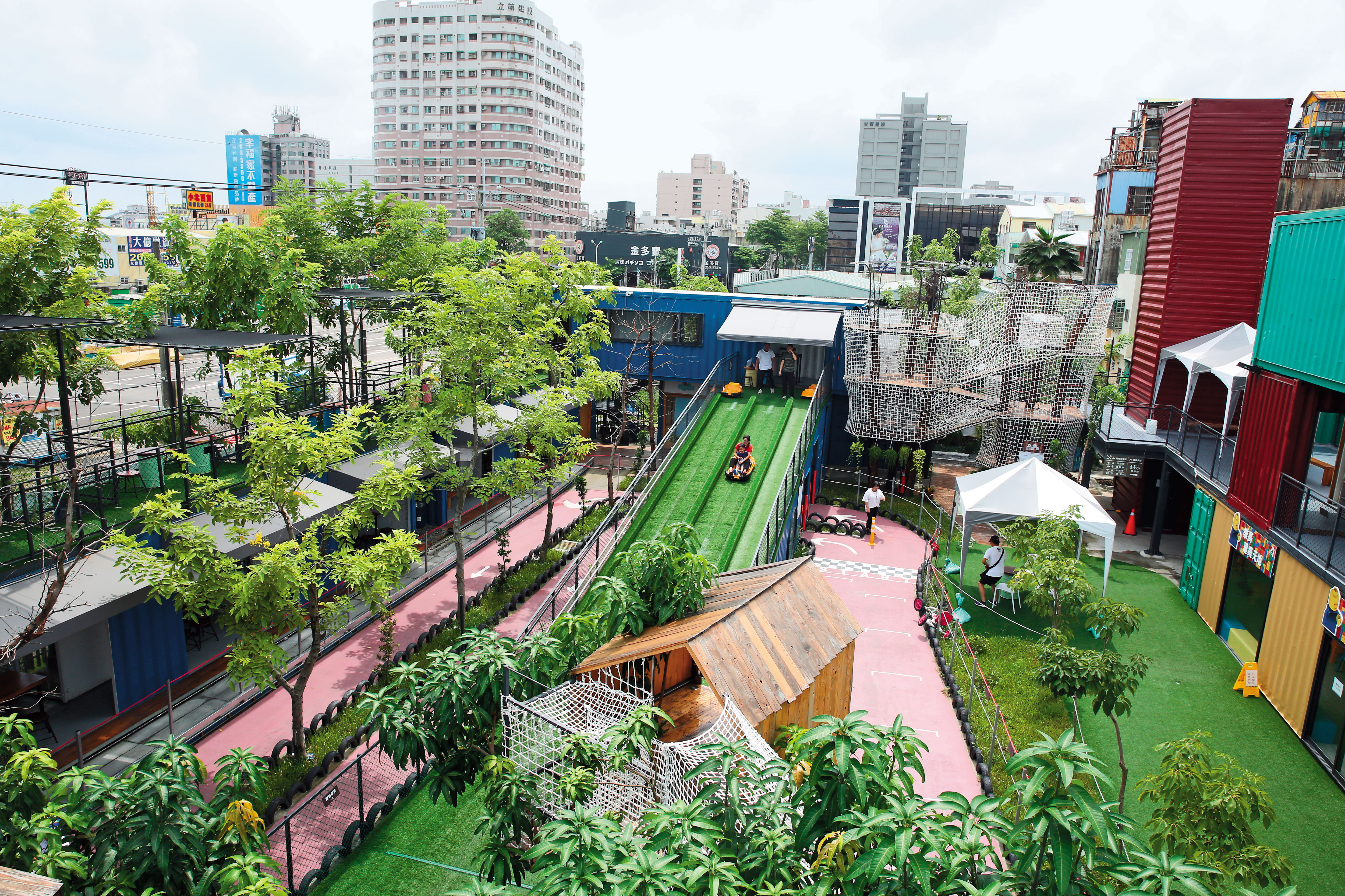 曾文山的父母花費1年時間,每天搭公車前來灌溉照料園區裡的一草一木。