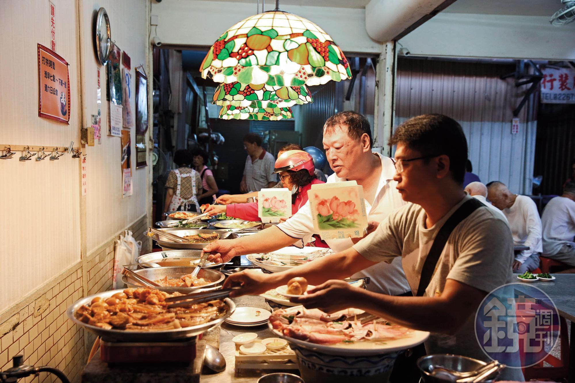 「基明飯桌仔鮮魚自助餐」是當地老饕才知道的美食。
