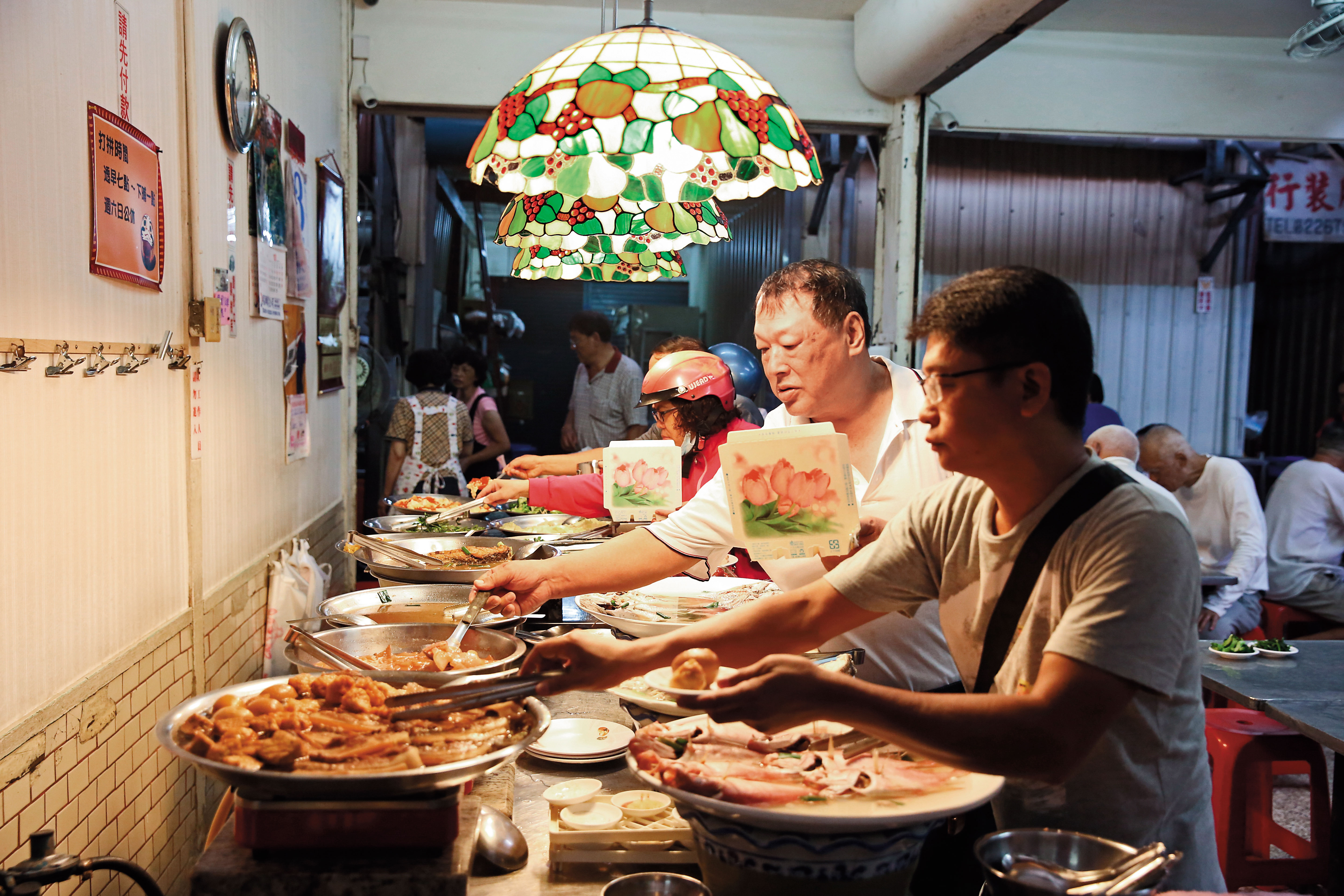「基明飯桌仔鮮魚自助餐」是當地老饕才知道的美食。