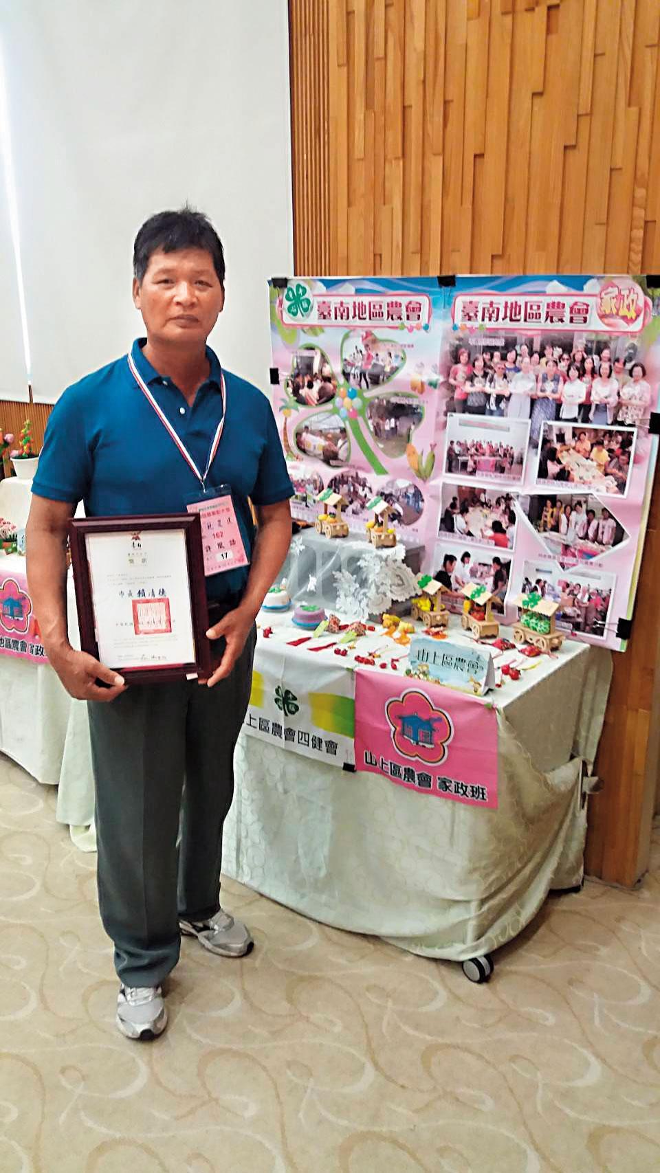 許凰誥30年來堅持種瓜，終於苦熬成瓜果達人。（許凰誥提供）