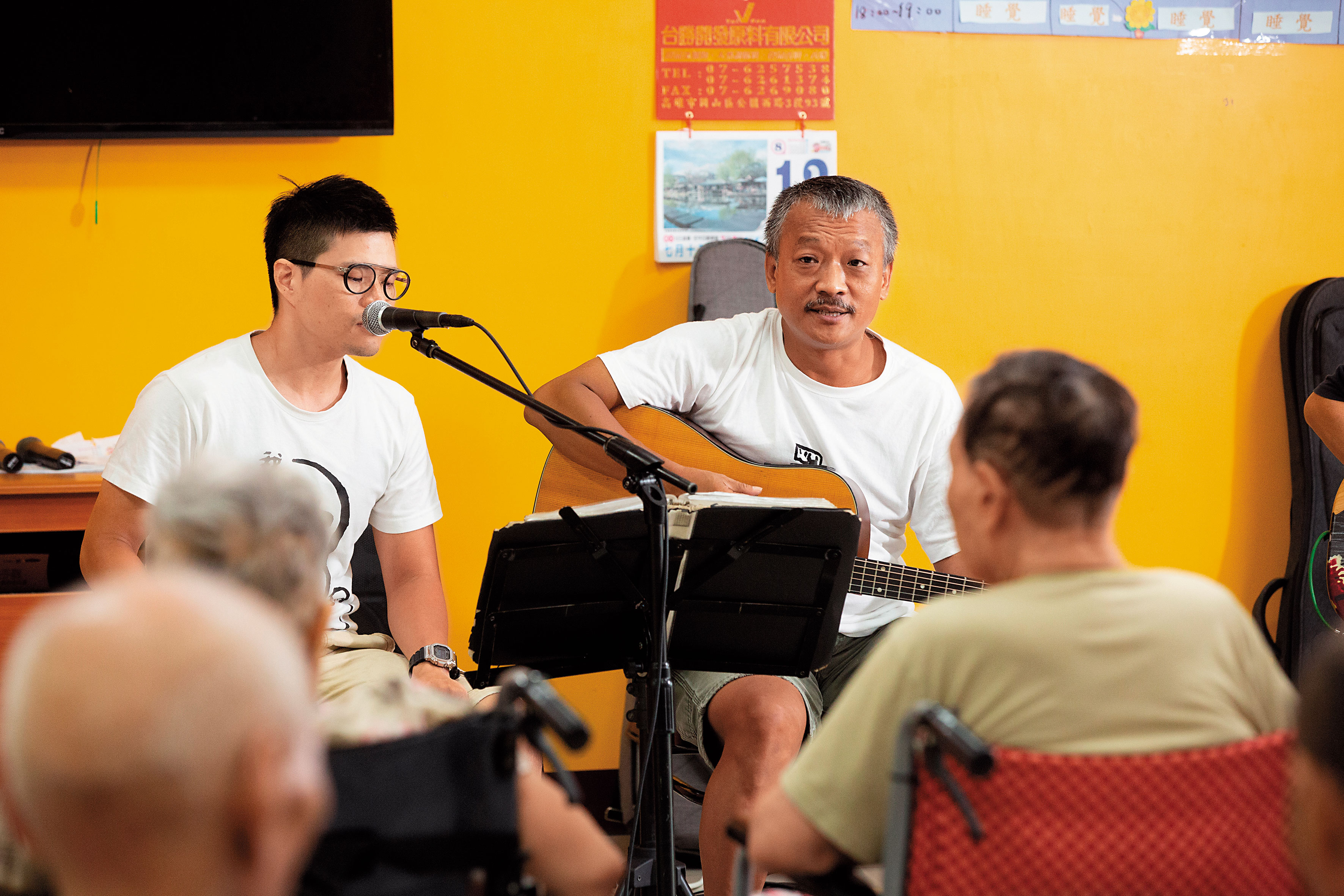 即使看不出台下長輩們反應如何，台上的謝銘祐（右）和樂團夥伴依舊賣力演唱。