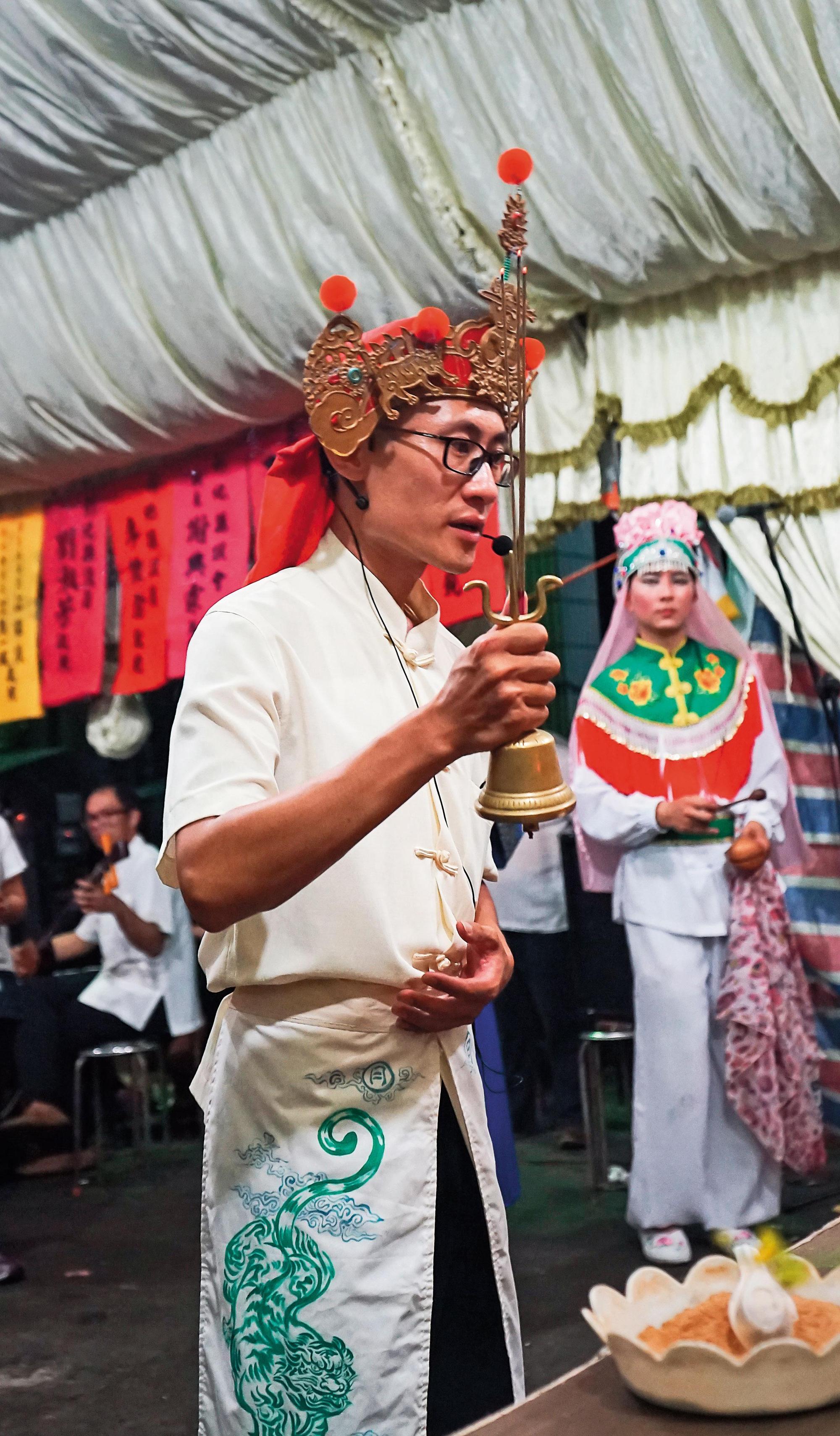 在「風中燈牽亡歌團」中，林宗範擔任紅頭法師。（風中燈牽亡歌團提供）