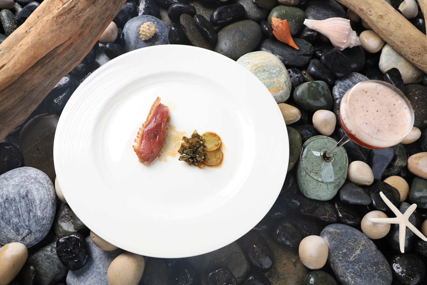 「玉里櫻桃鴨、鱔魚古醋汁、佛手瓜、雨來菇」層次細膩，完全打中我心。（台南晶英酒店提供）