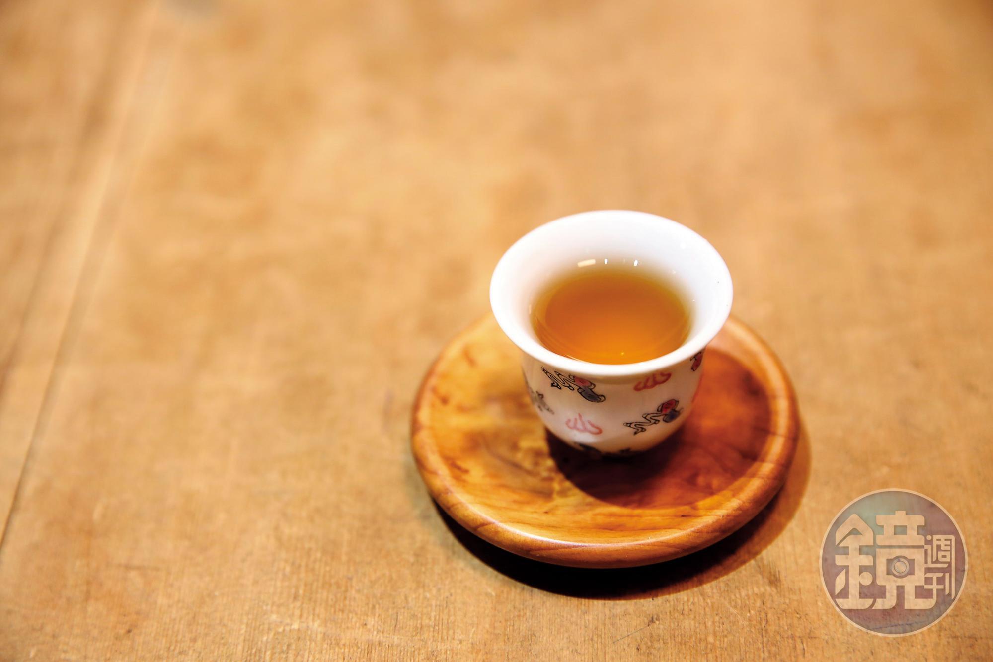 茶湯被葉東泰賦上詩詞後，茶葉不再只是茶葉而已，品茶有更多意涵。