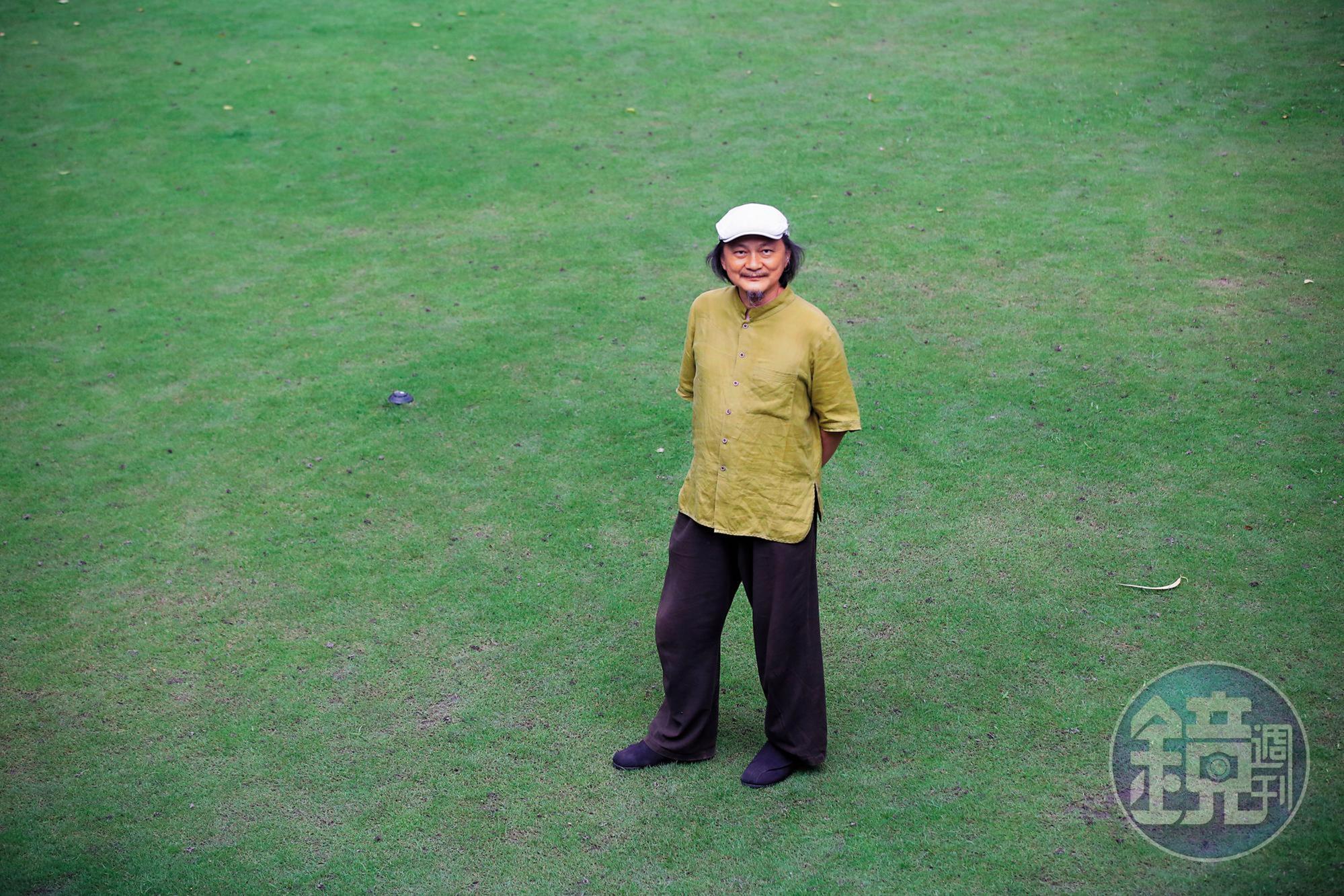 注重和環境「融入」關係的葉東泰，在公園茶會品茗前，都會要求參與者繞行一圈，認識周遭每個植栽，然後才能沉穩地坐下。