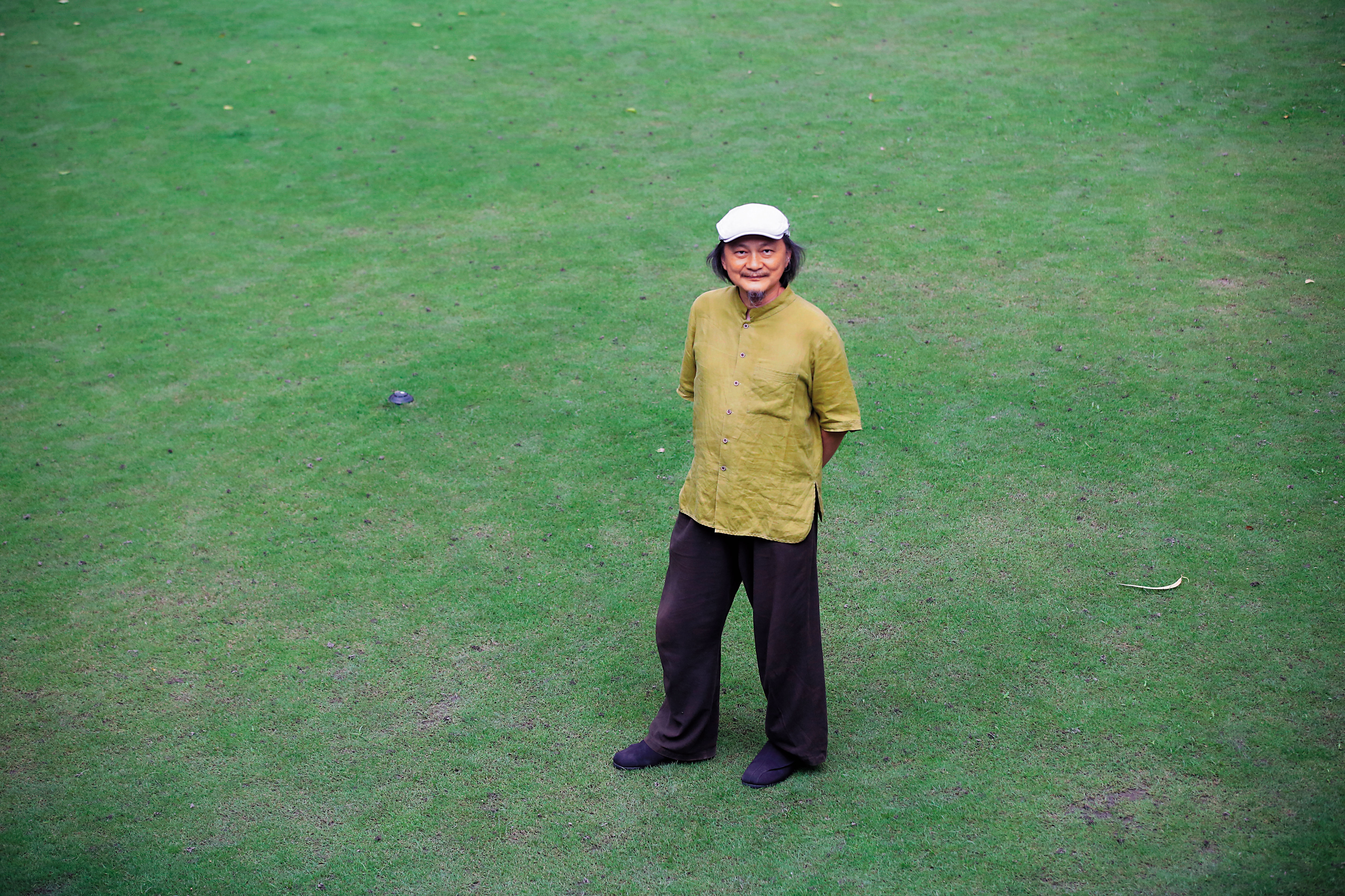 注重和環境「融入」關係的葉東泰,在公園茶會品茗前,都會要求參與者繞行一圈,認識周遭每個植栽,然後才能沉穩地坐下。