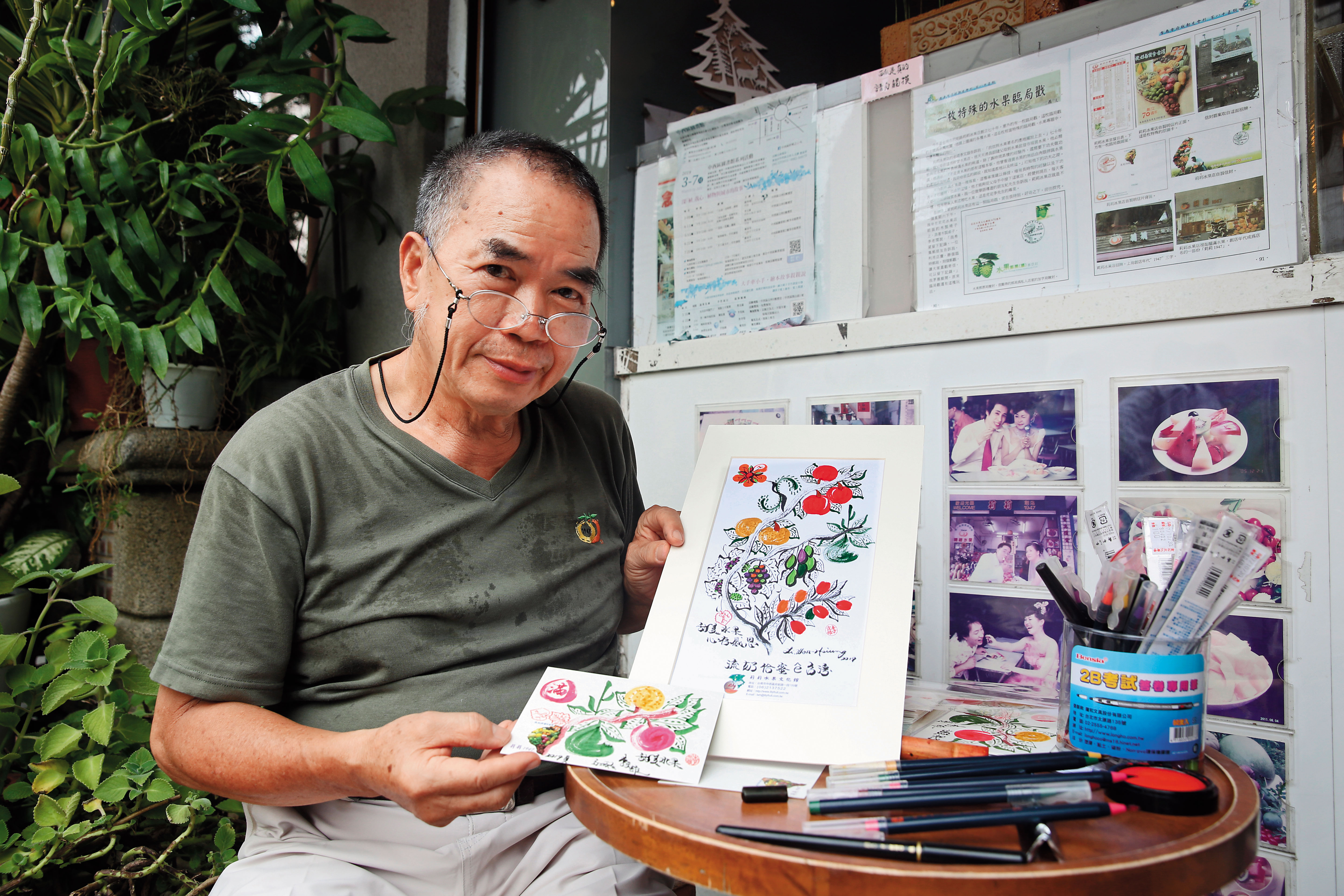 熱衷畫畫的李文雄，在畫了幾千張的圖樣後，現在一張隨手畫10分鐘就能完成。