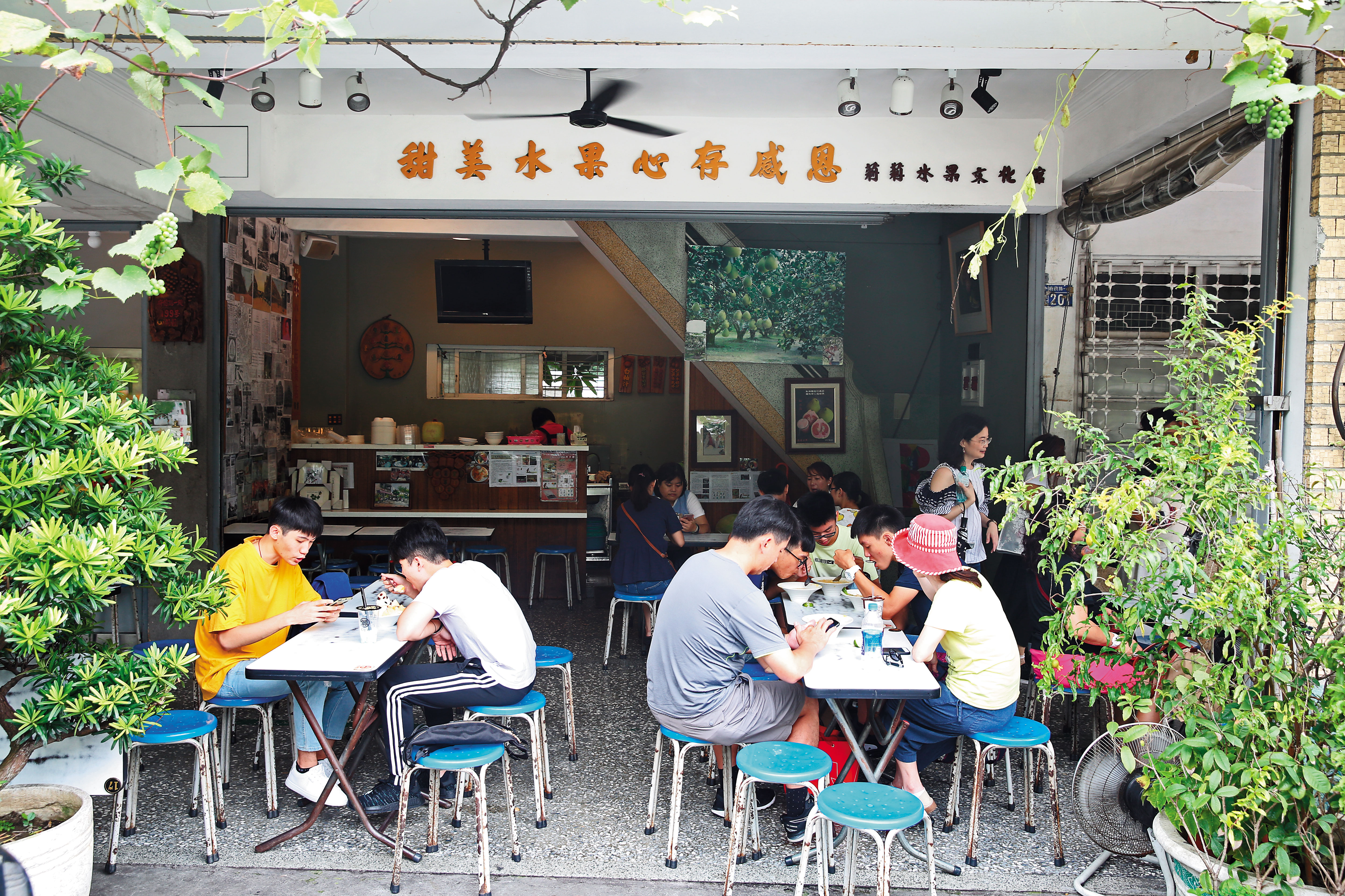 老字號的「莉莉水果店」是許多臺南人的飲食回憶。