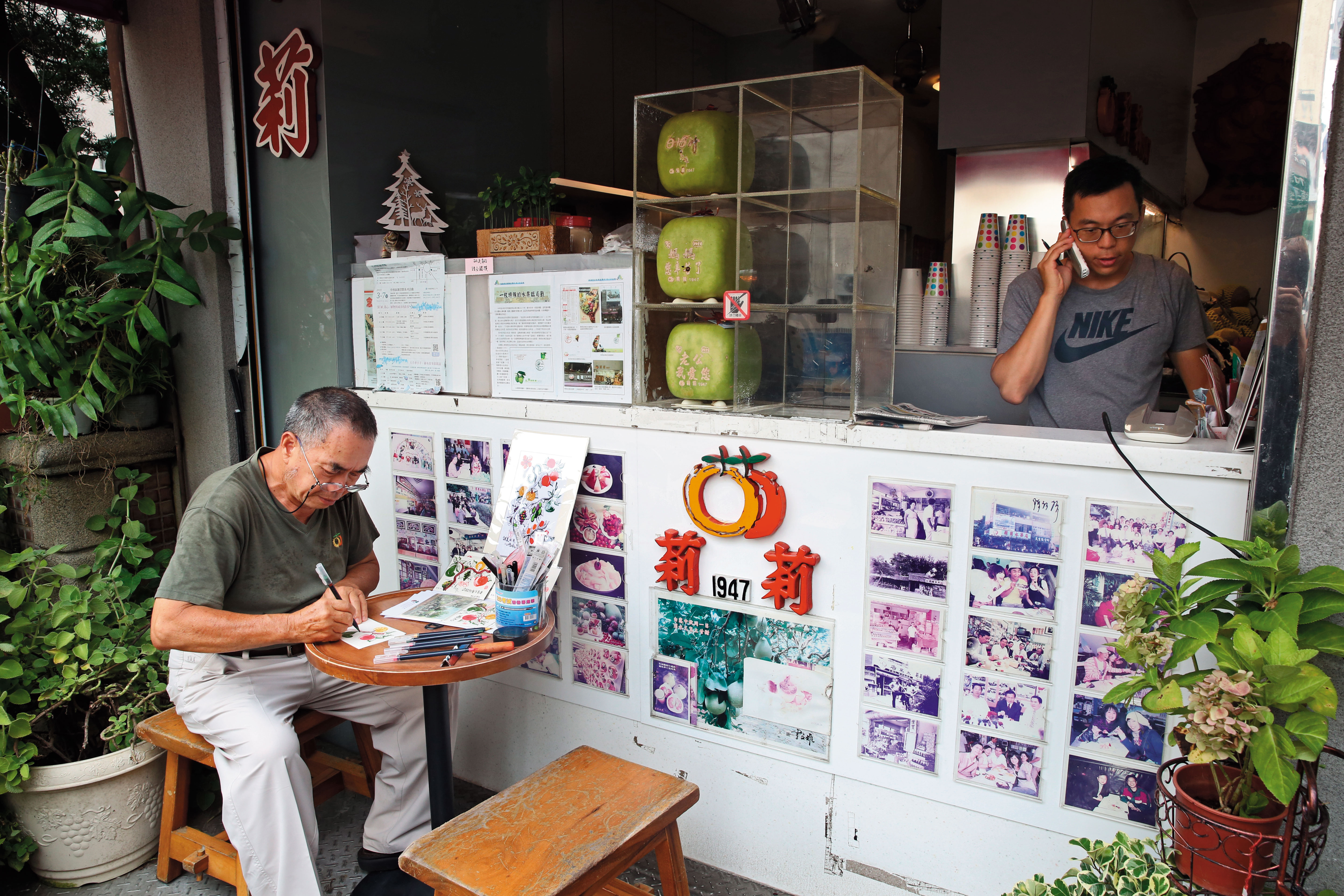 現在水果店由兒子接手,李文雄能自在地做自己喜愛的事情。