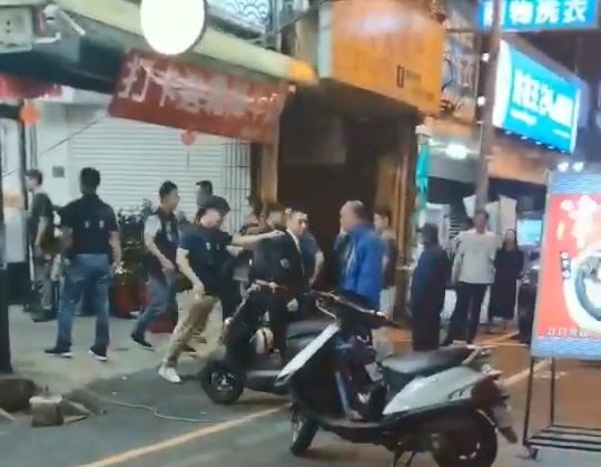 高雄警方拘捕太陽會苗栗分會會長謝育全等人到案。（翻攝畫面）