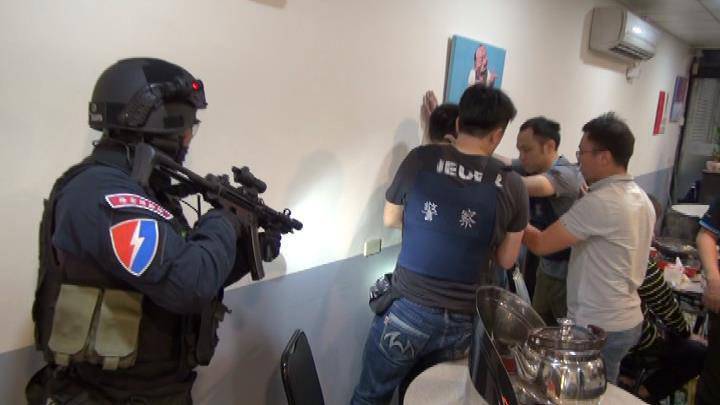 高雄檢警北上苗栗，將連千毅的大哥、天道盟太陽會苗栗分會前會長謝育全等人逮捕。（翻攝畫面）