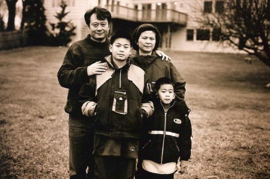 在《陪你很久很久》裡，有主演的童年舊照，像李淳（右一）與哥哥及父母的全家福。（威視提供）