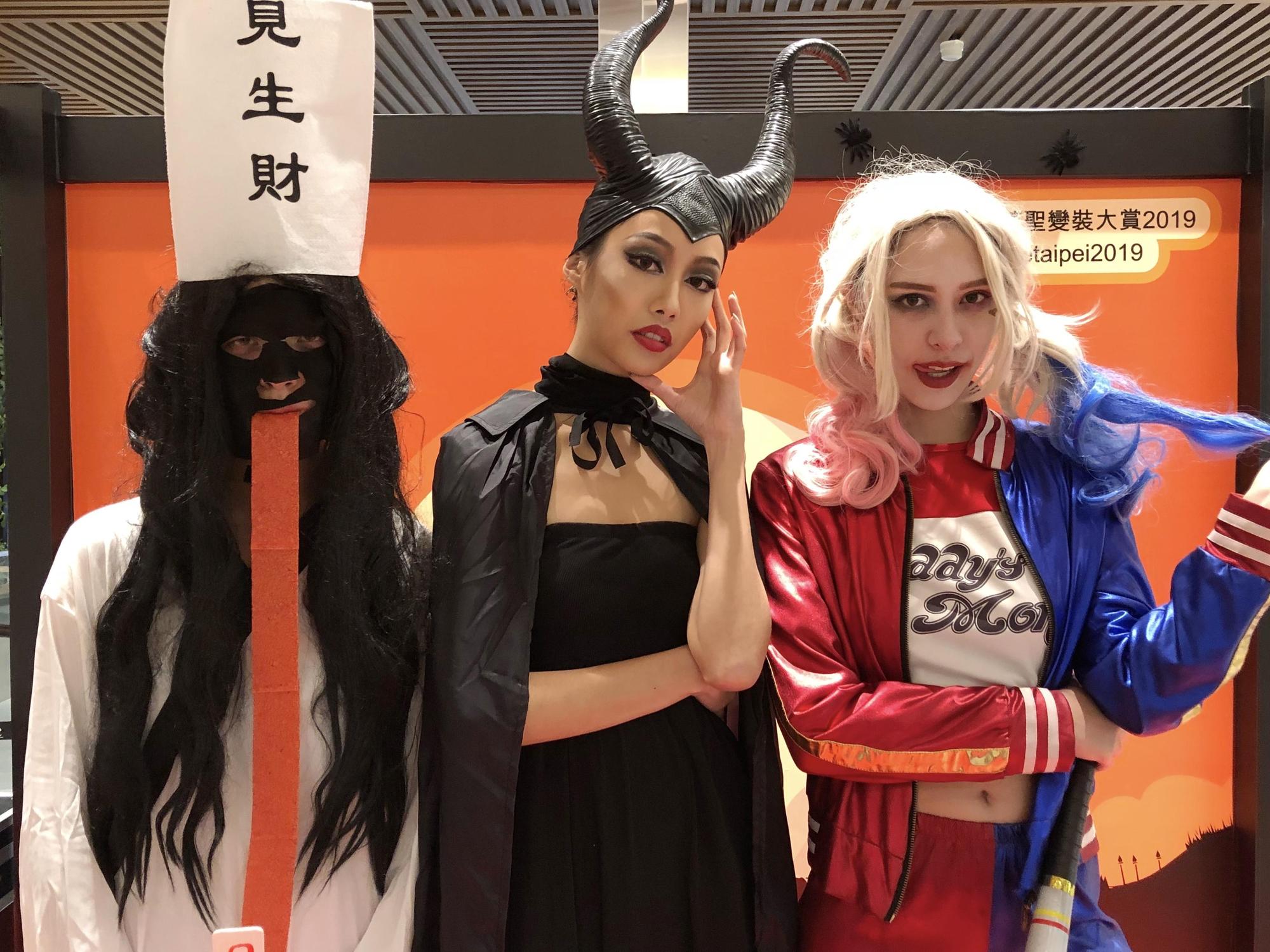 微女神宋蘋恩、書那娜、佟凱玲日前化身黑魔女、小丑女、白無常玩轉信義區。(微風國際提供)