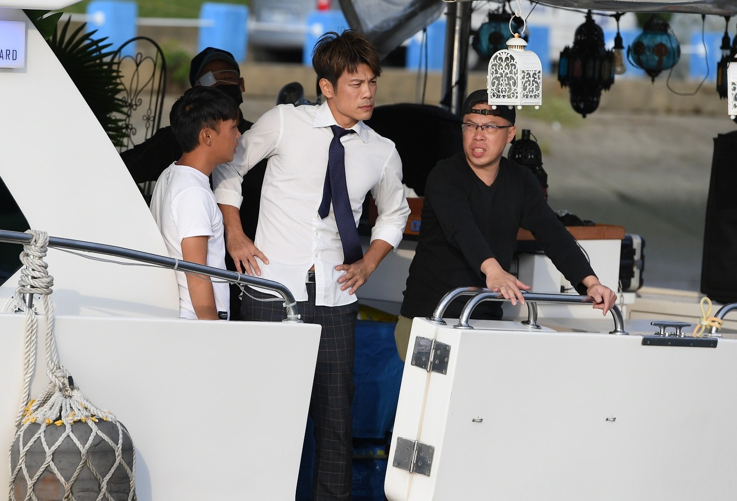 陳志強與劇組工作人員討論跳河過程。（三立提供）