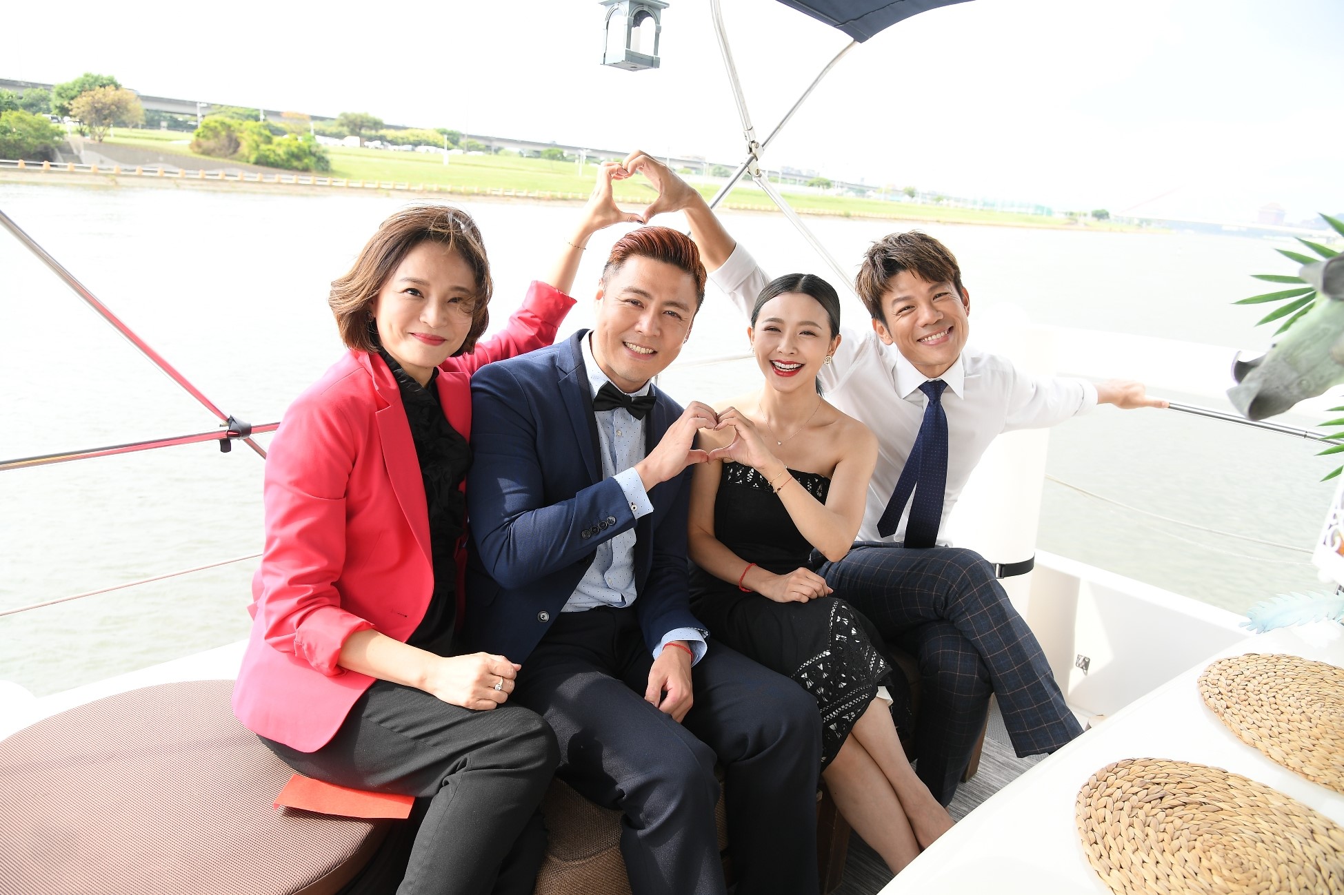 陳志強（右1）、吳婉君（右2）、劉至翰（左2）、梁家榕（左1）拍攝跳水戲。（三立提供）