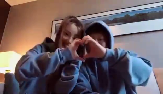 李小璐爆出跟不倫對象PG ONE的親暱影片。（翻攝自微博）