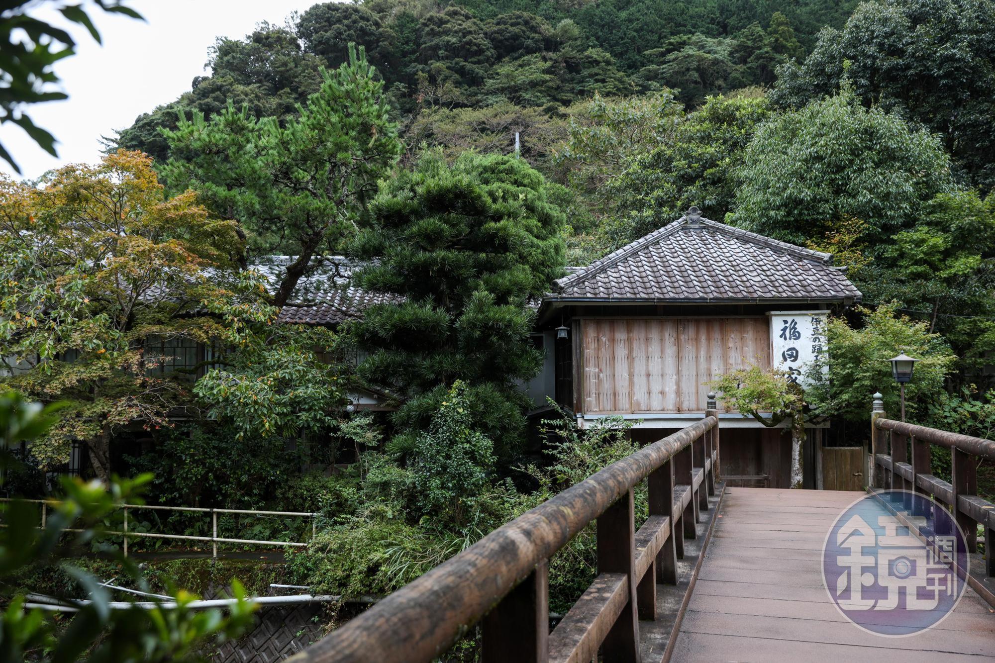 通過這座木橋，便走向川端康成的文學之旅。