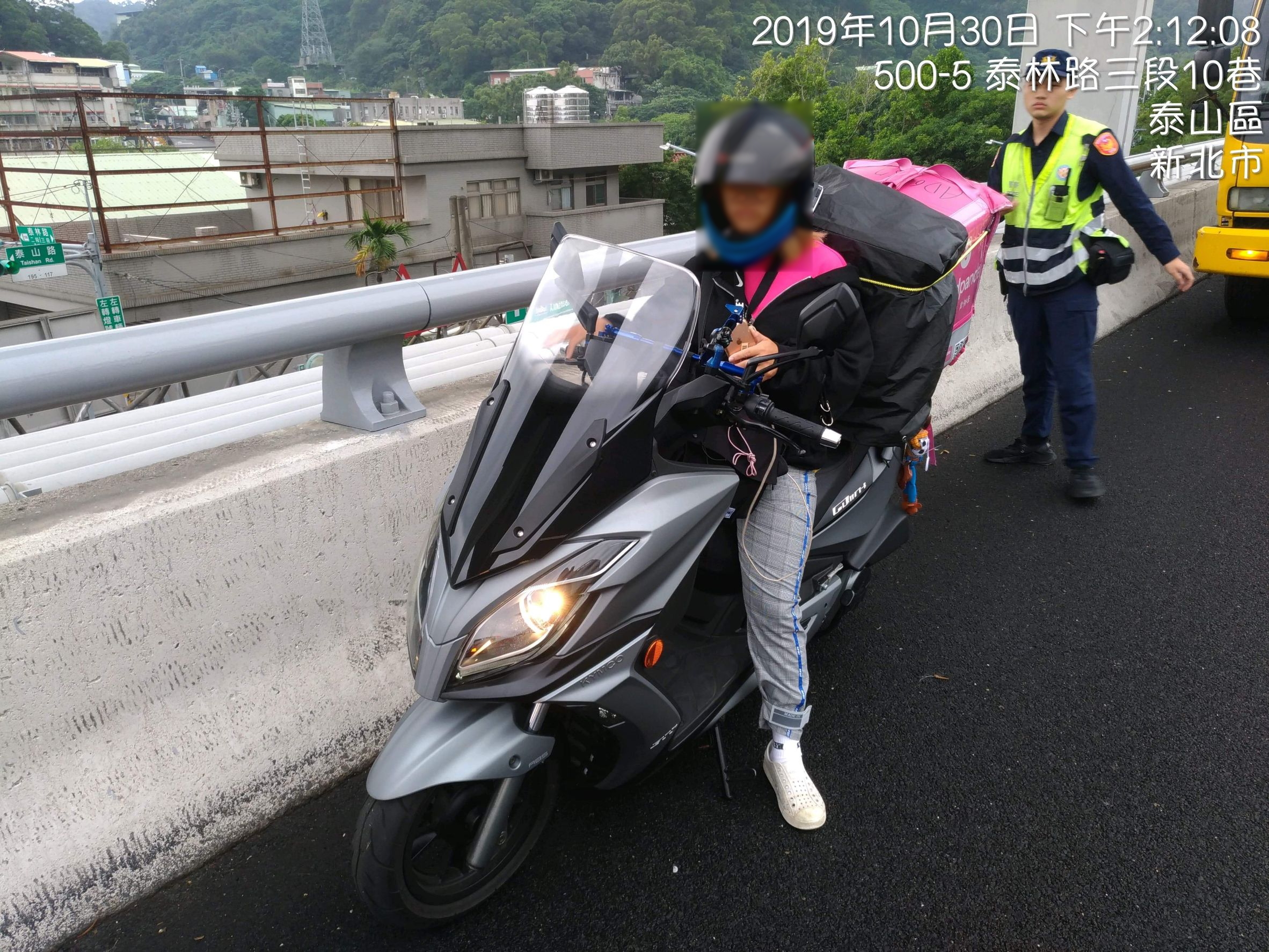 謝姓女外送員要送拉麵到台北，因導航設定錯誤上國道。（翻攝畫面）