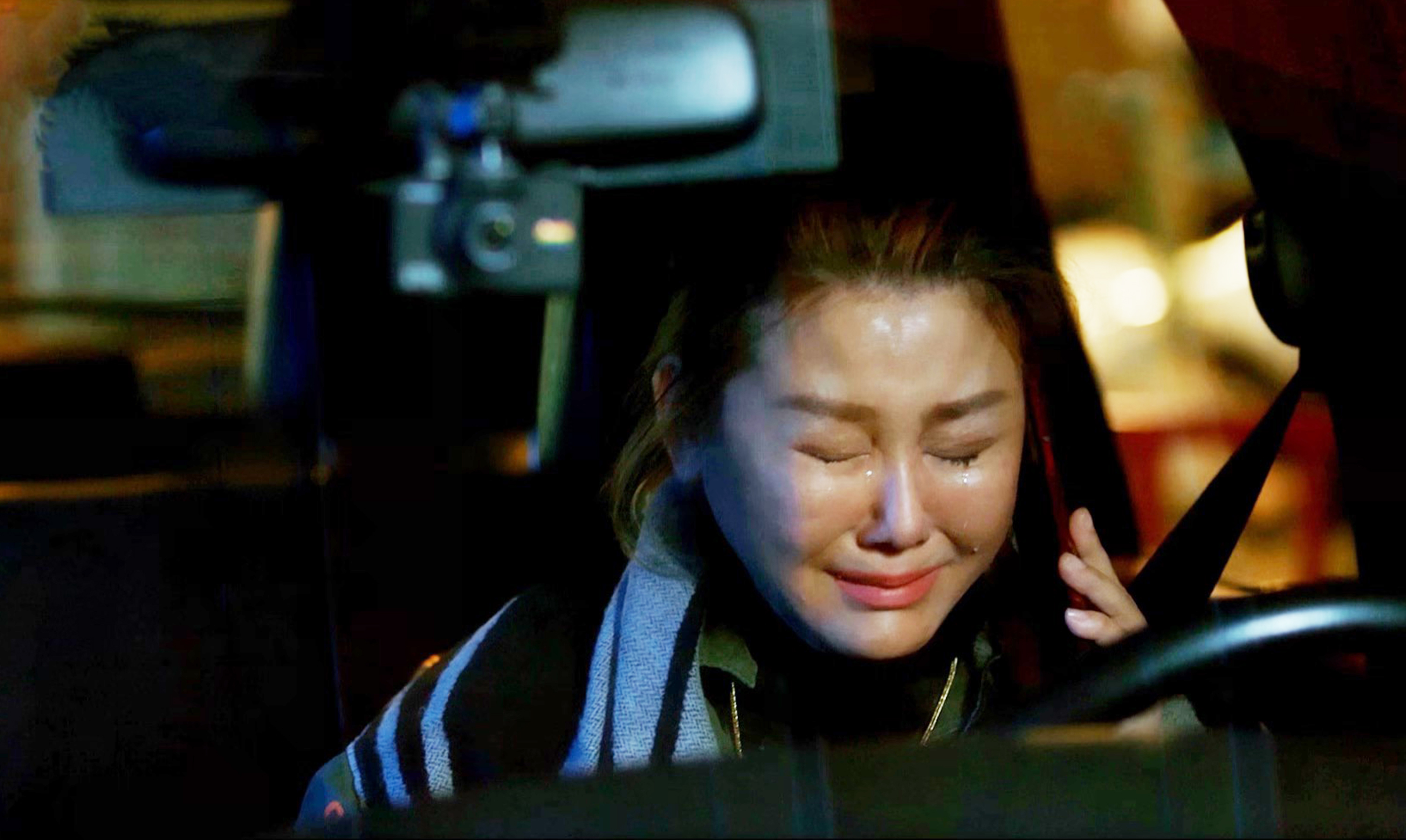 藍心湄在車上當場淚崩，這場哭戲讓人看了難過不已。（台視提供）