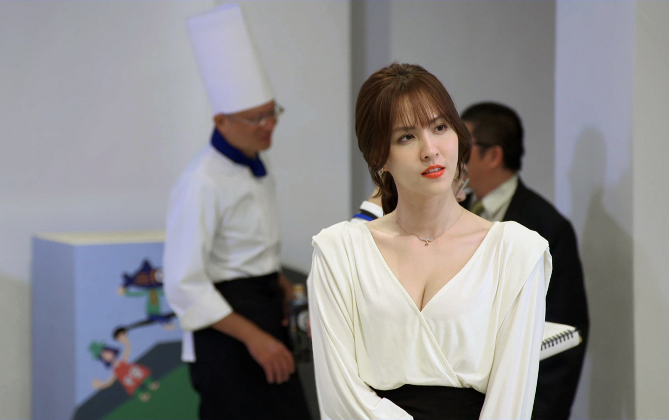 魏蔓穿上白色深Ｖ洋裝，秀出性感雪乳。（東森提供）