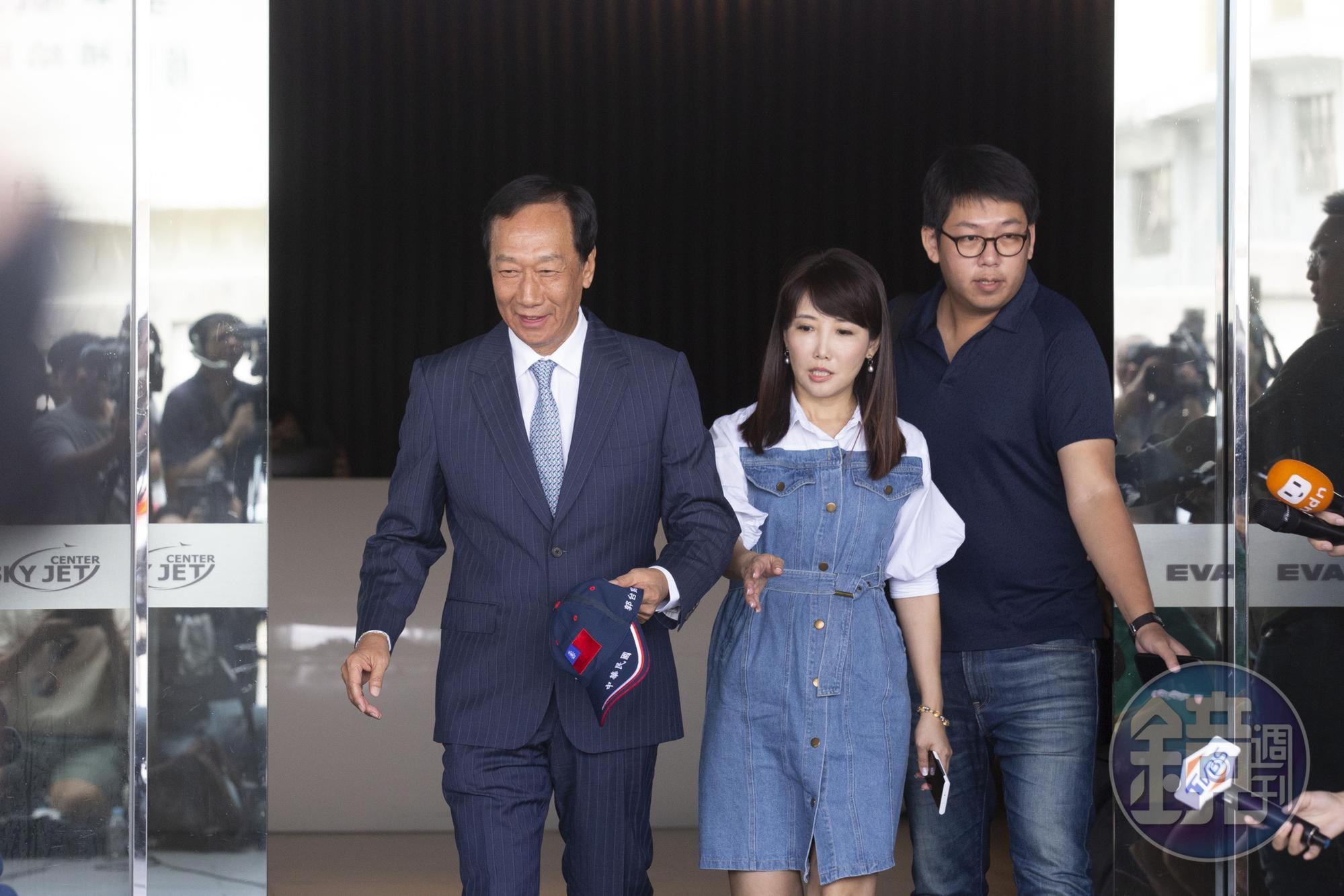 鴻海創辦人郭台銘(左)屢遭網路酸民謾罵,甚至人身攻擊,永齡基金會副執行長蔡沁瑜(右)今赴刑事警察局對網友提告。