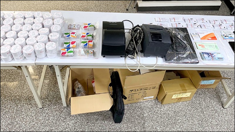 檢方查獲首宗「二聯式收銀機發票」詐領發票獎金，查扣空白發票、打印機等證物。