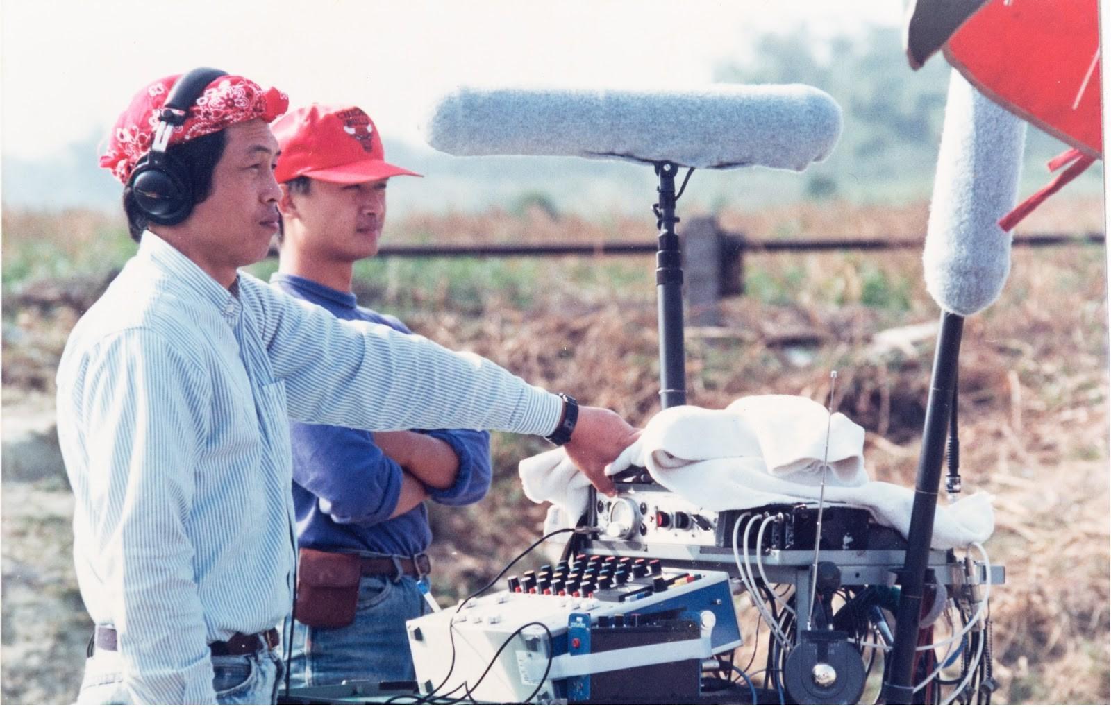1992年湯湘竹（右）跟著師父杜篤之（左）在福建拍攝《戲夢人生》。（湯湘竹提供）