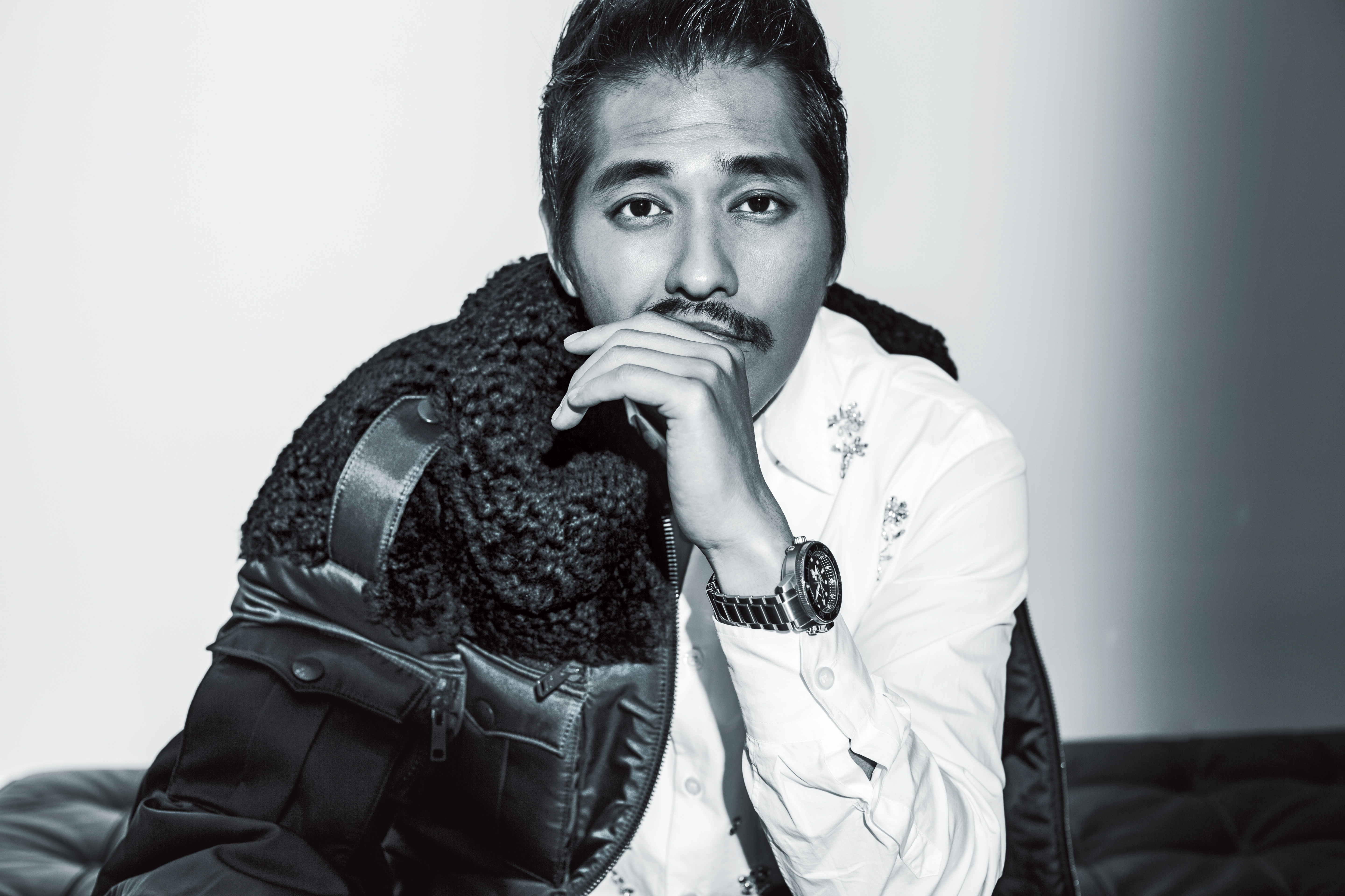 一向給人酷酷、話不多、 頹廢印象的藍正龍， 其實他真的就是那樣。 