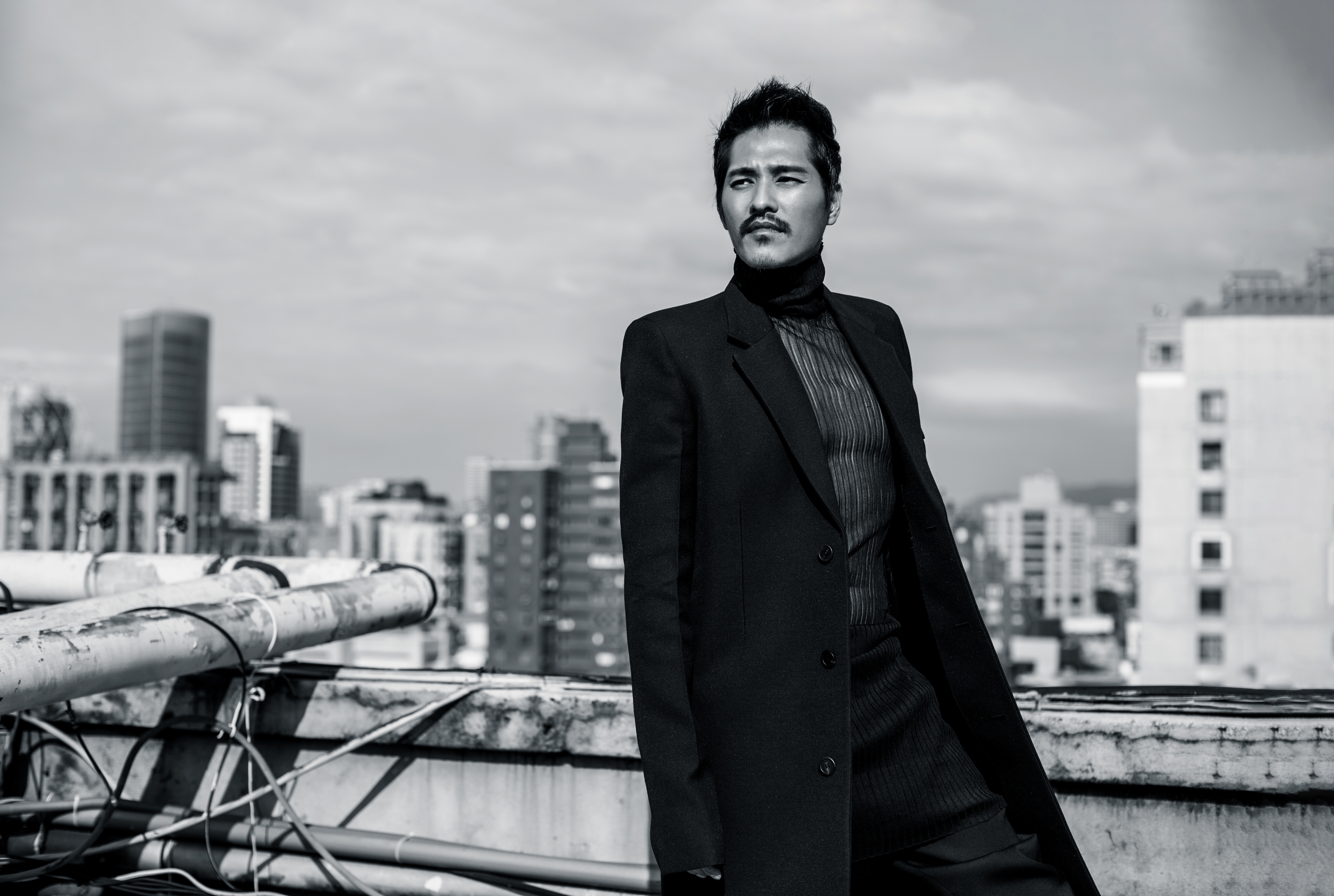 藍正龍看起來超酷，但碰上小孩就不酷了，會變成很有耐心的大哥哥。 