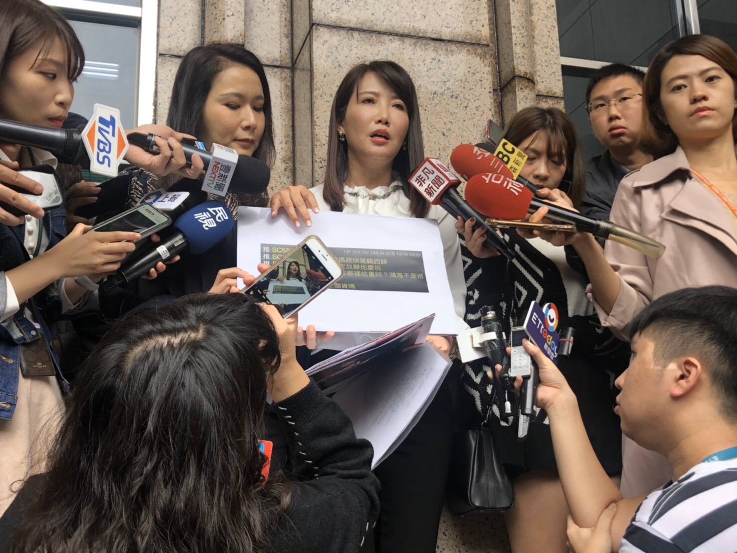 郭辦發言人蔡沁瑜、永齡基金會執行長劉宥彤赴刑事局提告黑郭網友。（翻攝畫面）