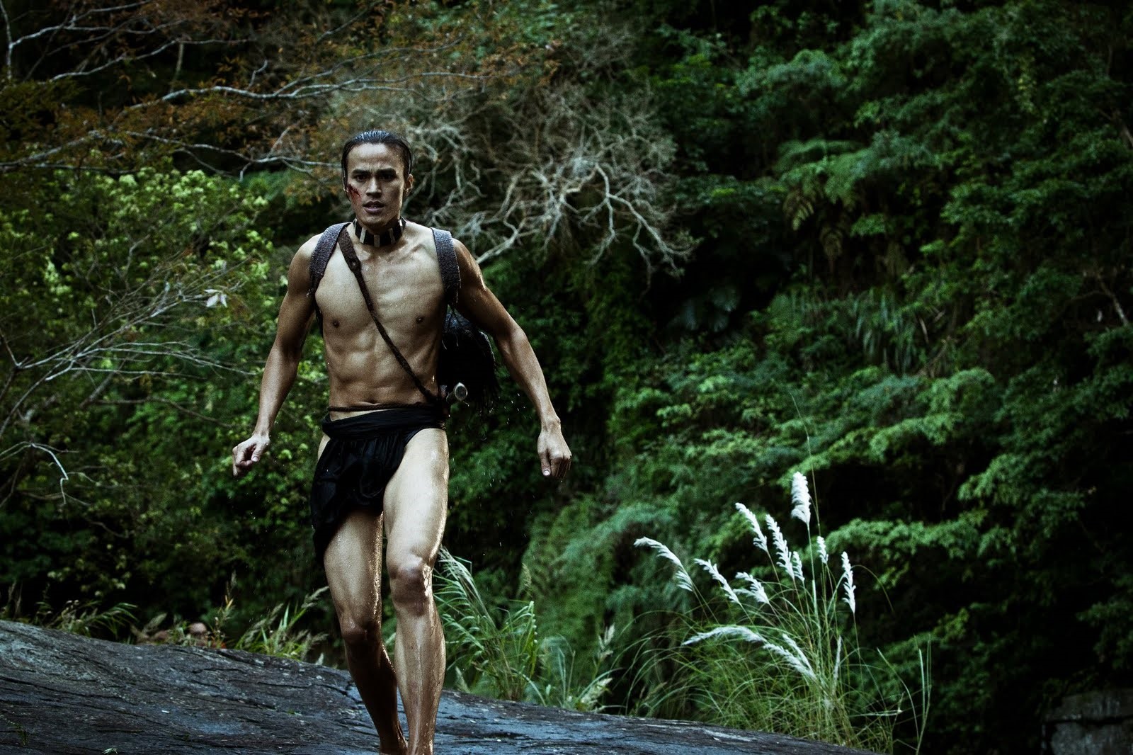 《賽德克．巴萊》演員動作很大，收音麥克風就藏在頭上辮子裡。（果子電影提供）