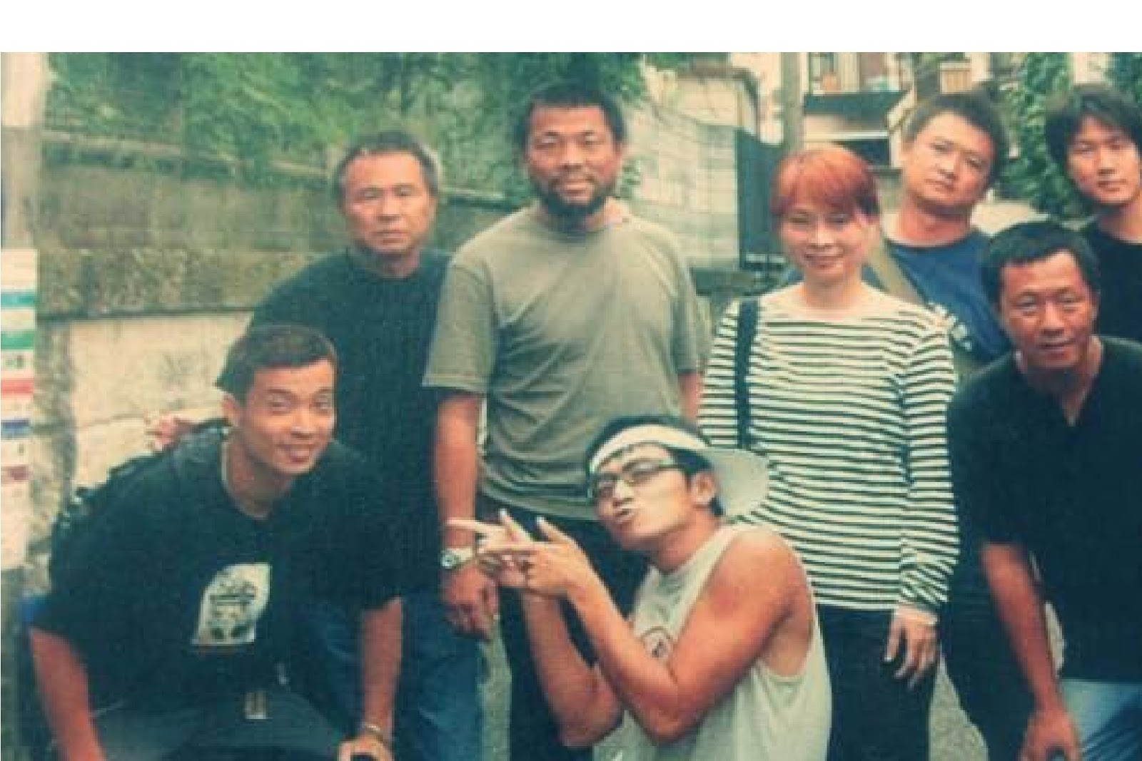 2002年湯湘竹（右三）與導演侯孝賢（左二）、攝影師李屏賓（左三）在東京拍攝《珈琲時光》。（湯湘竹提供）