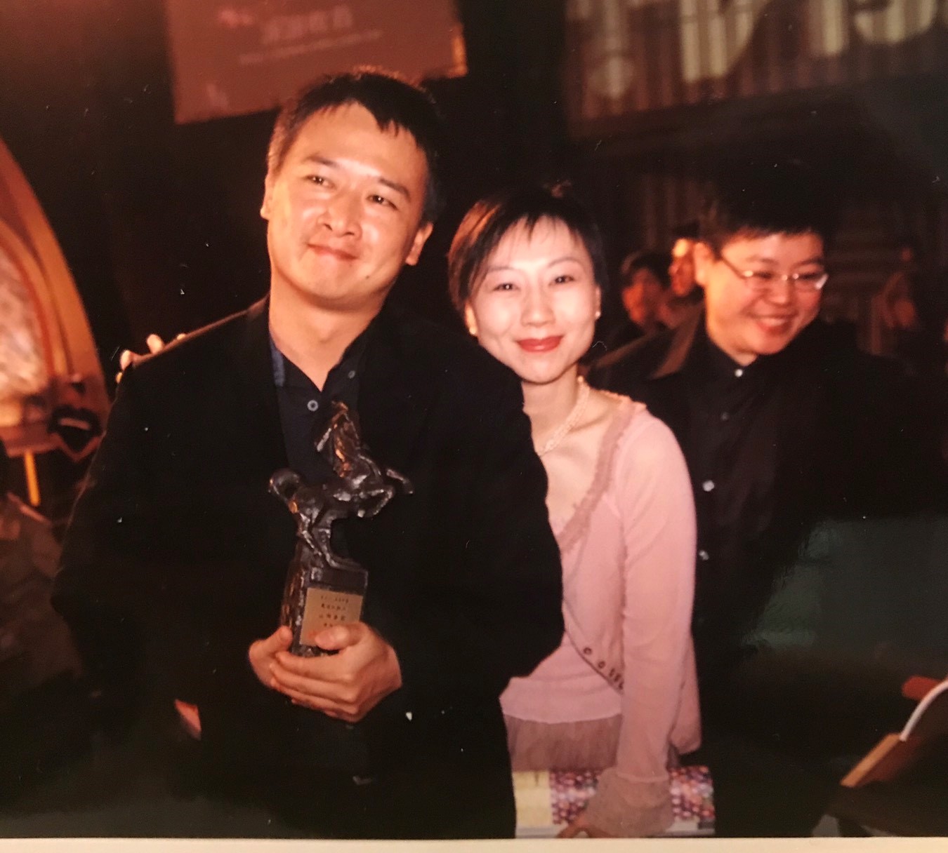 《山有多高》獲金馬獎最佳紀錄片，湯湘竹（左起）與妻子蔡芳如、製片葉如芬同享榮耀。（湯湘竹提供）
