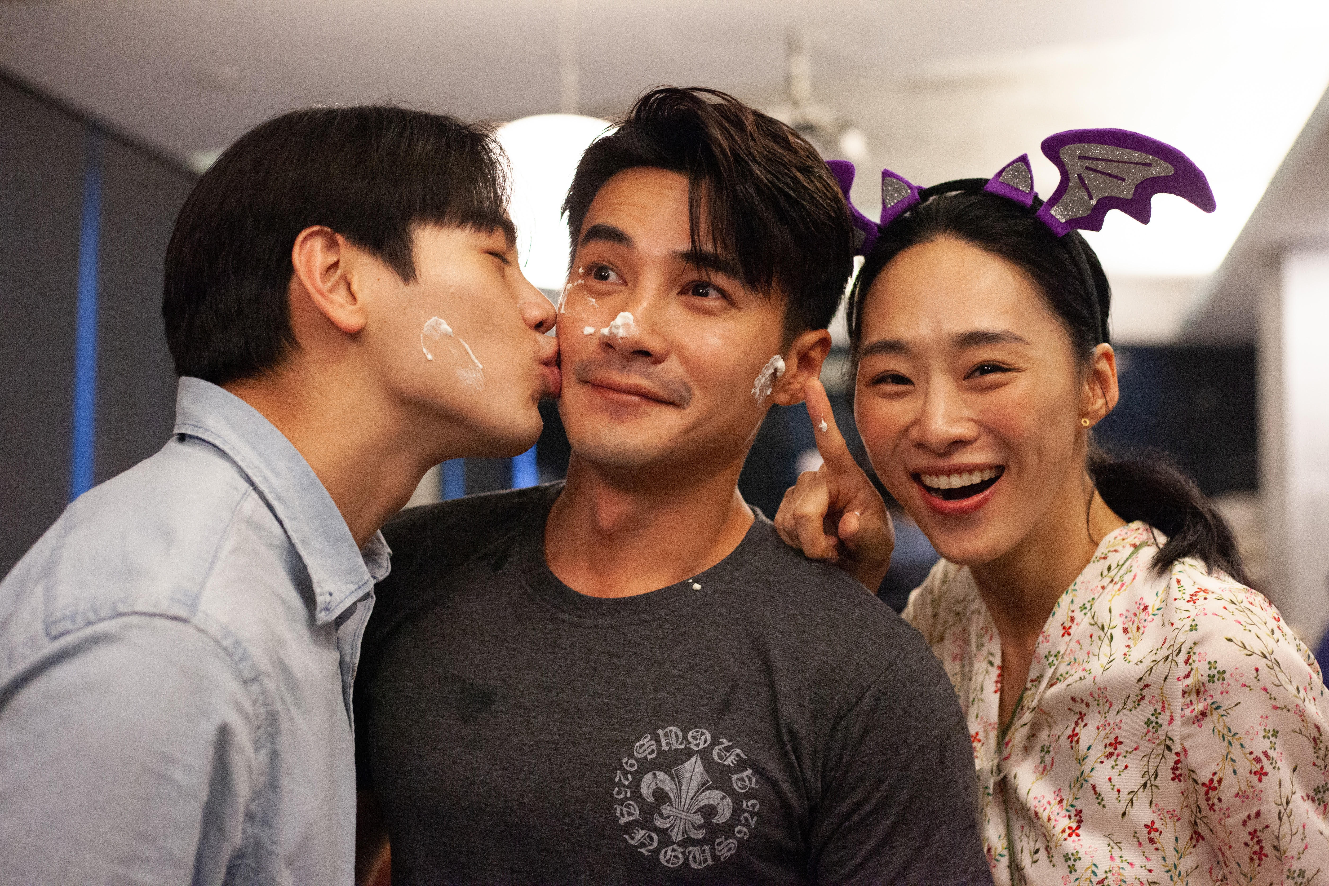 吳可熙、禾浩辰等人特地到宜蘭探班並為是元介慶生，禾浩辰還獻上香吻，基情四射。（滿滿額提供）