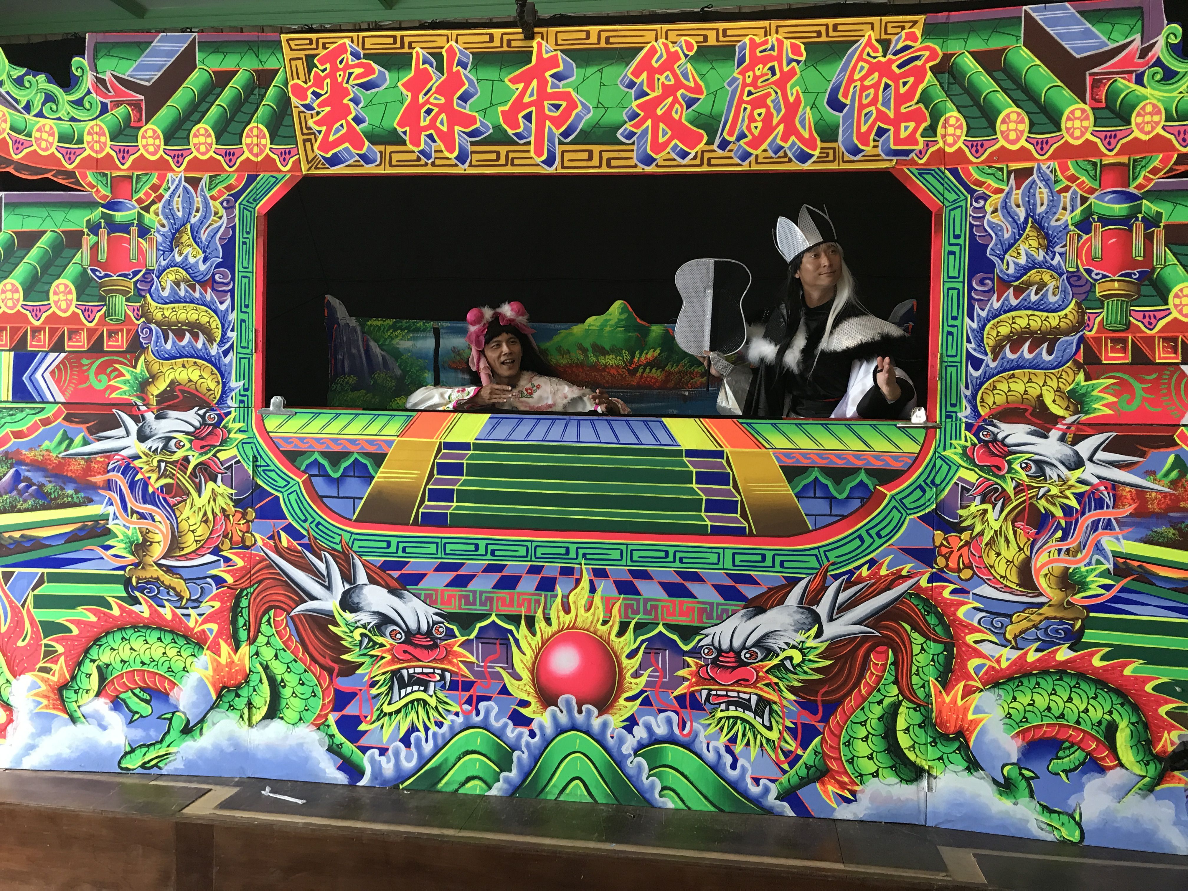 浩子一出場就裝扮成布袋戲經典人物「黑白郎君」。（民視提供）