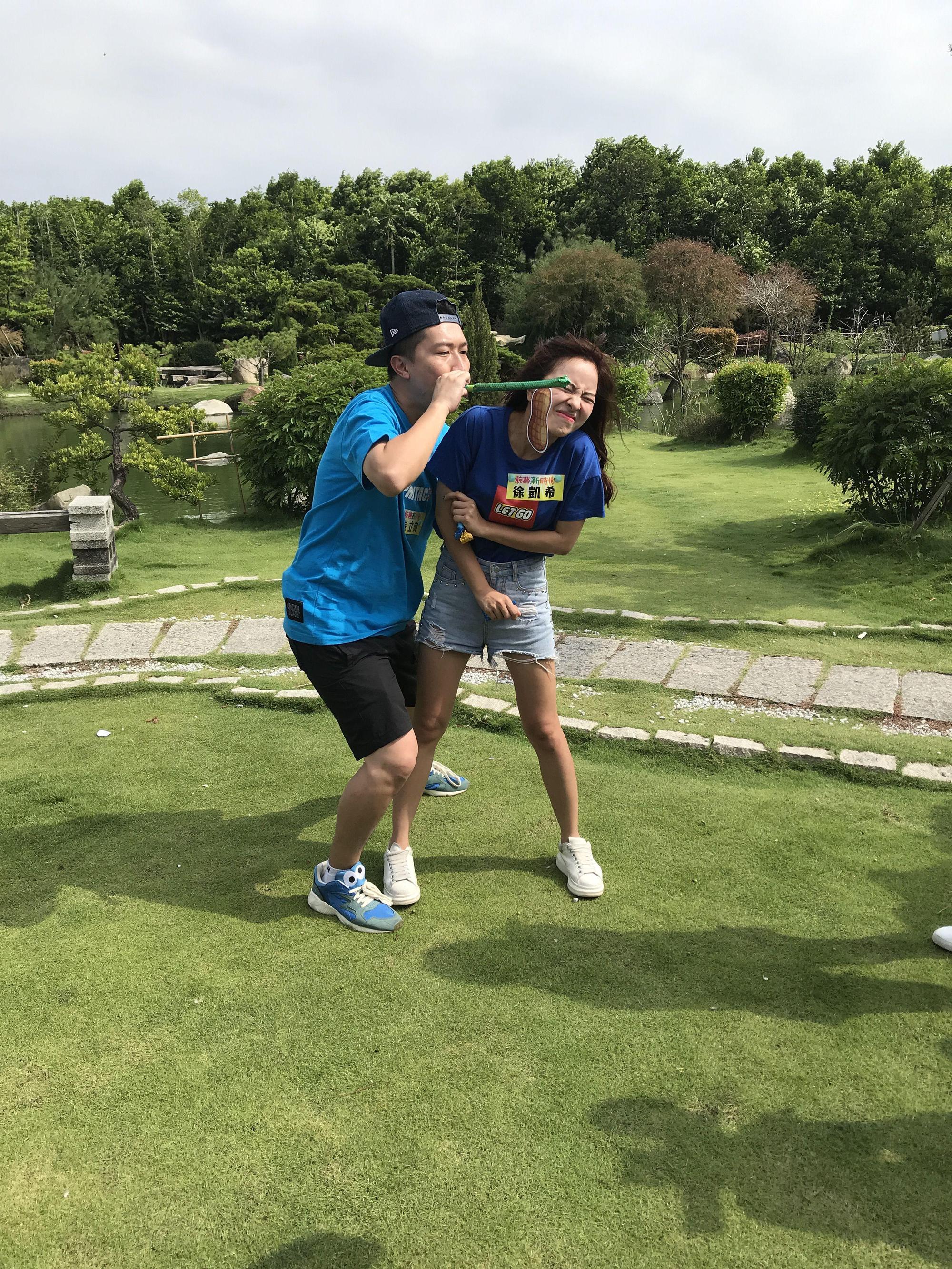 張立東猛往徐凱希臉上吹氣、還往徐凱希的鼻孔猛噴口水,徐凱希眉頭緊皺表情掙扎頻頻大喊好噁心!。(民視提供)