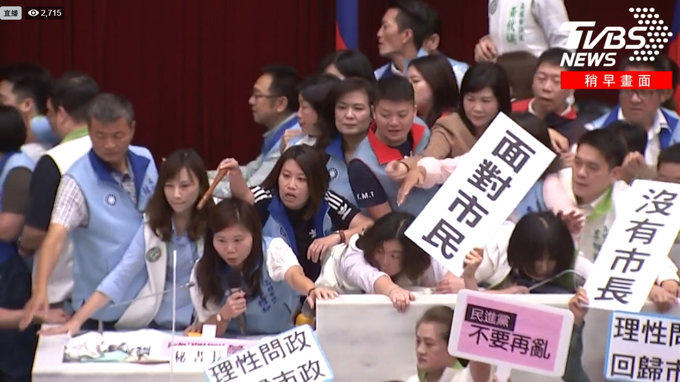 高雄市長韓國瑜請假拚總統大選，引發今天市政總質詢藍綠議員衝突。（翻攝自TVBS新聞臉書粉絲團）