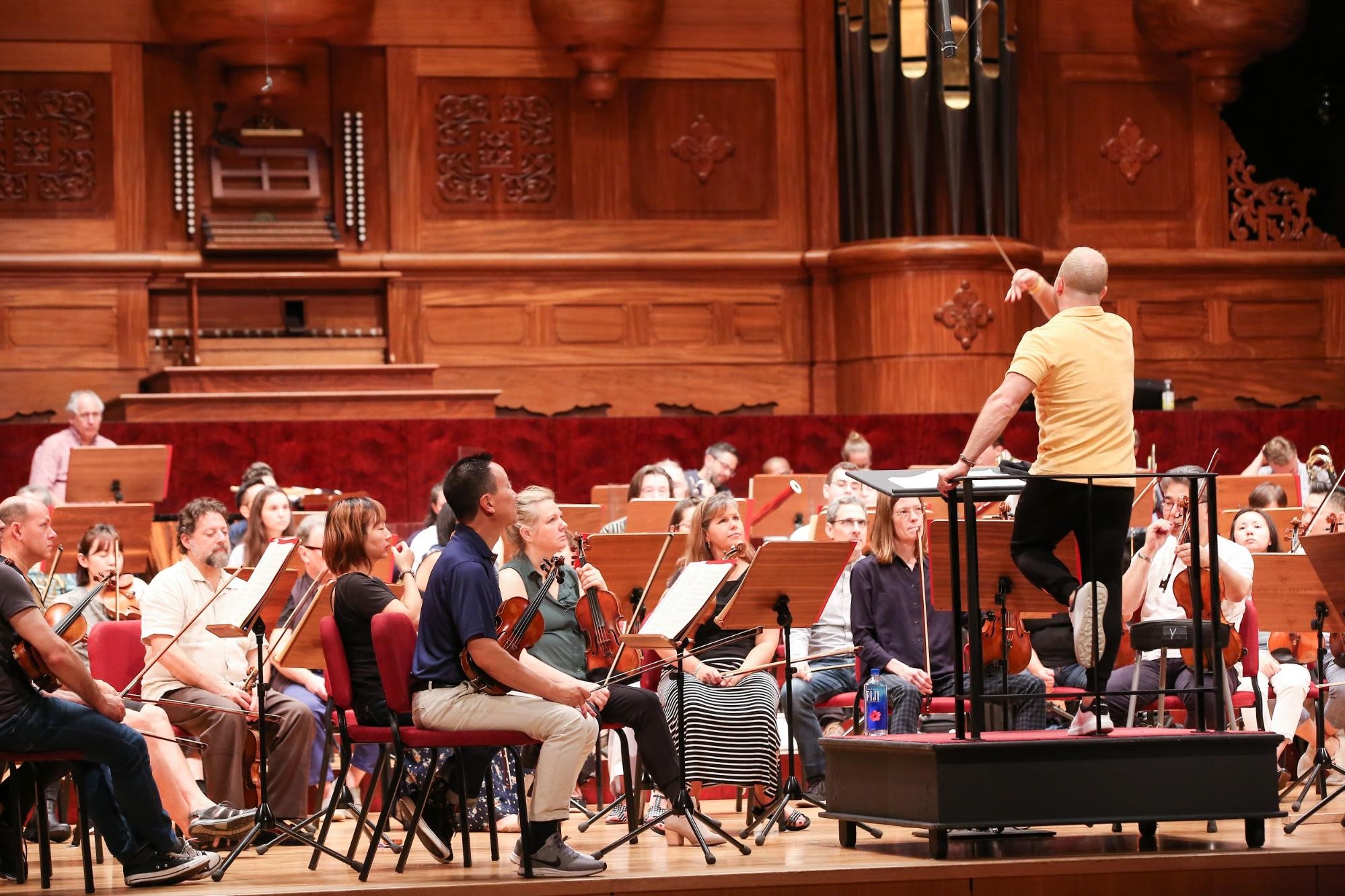 費城管弦樂團音樂總監亞尼克（站立者）指揮時肢體動作很多。