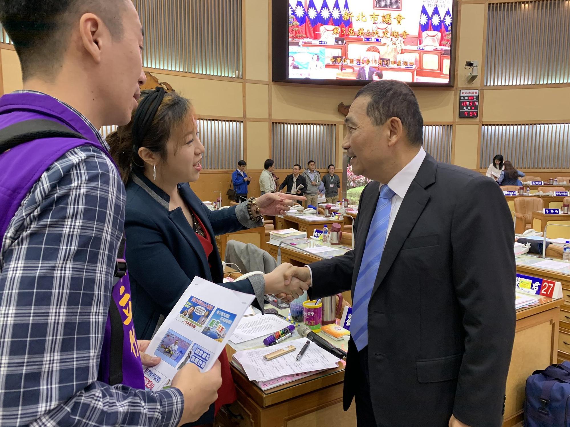 新北市議員劉美芳在市政總質詢上，要求侯友宜對中央講出自己的心裡話。（翻攝畫面）
