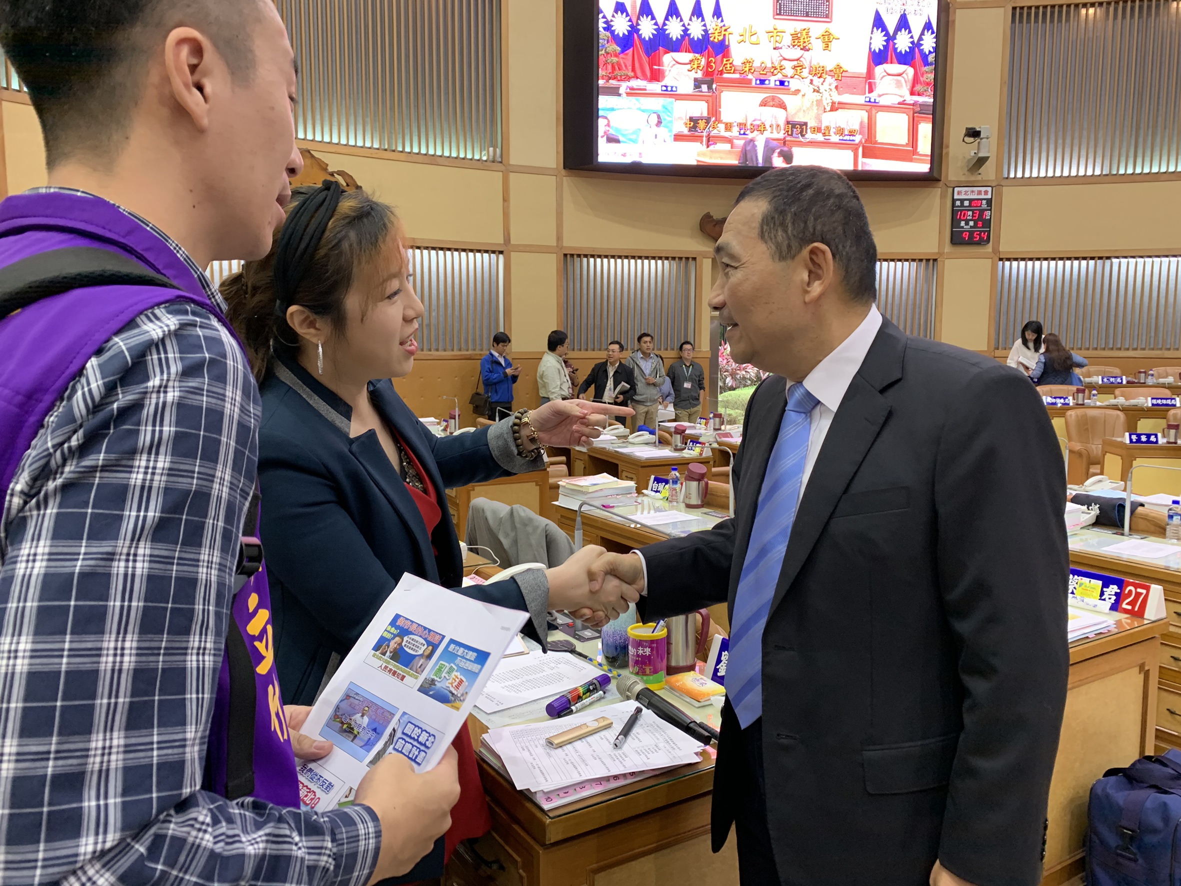 新北市議員劉美芳在市政總質詢上，要求侯友宜對中央講出自己的心裡話。（翻攝畫面）