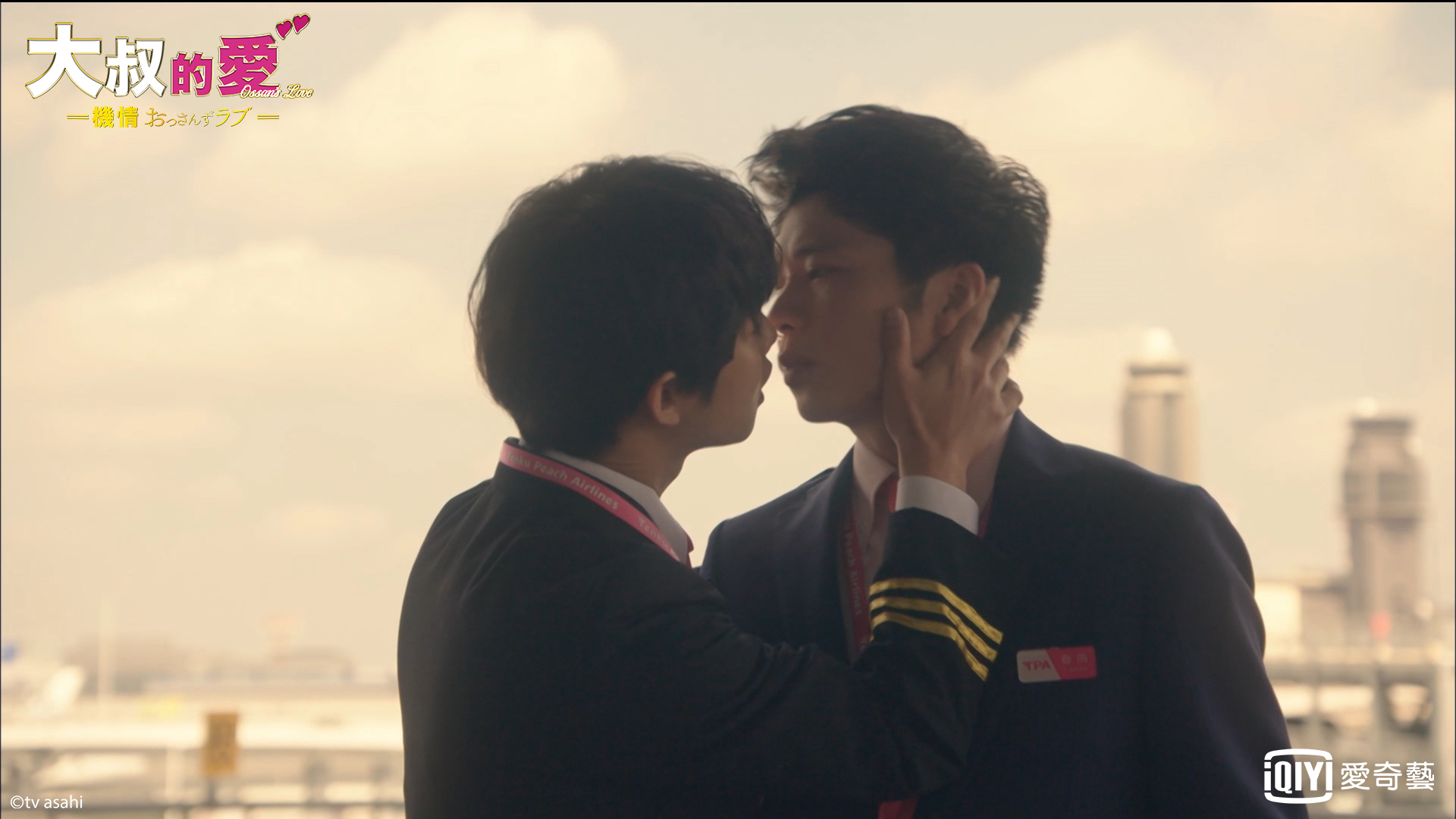 田中圭被千葉雄大（左）親嘴後，露出一臉迷惘的表情。（愛奇藝台灣站提供）