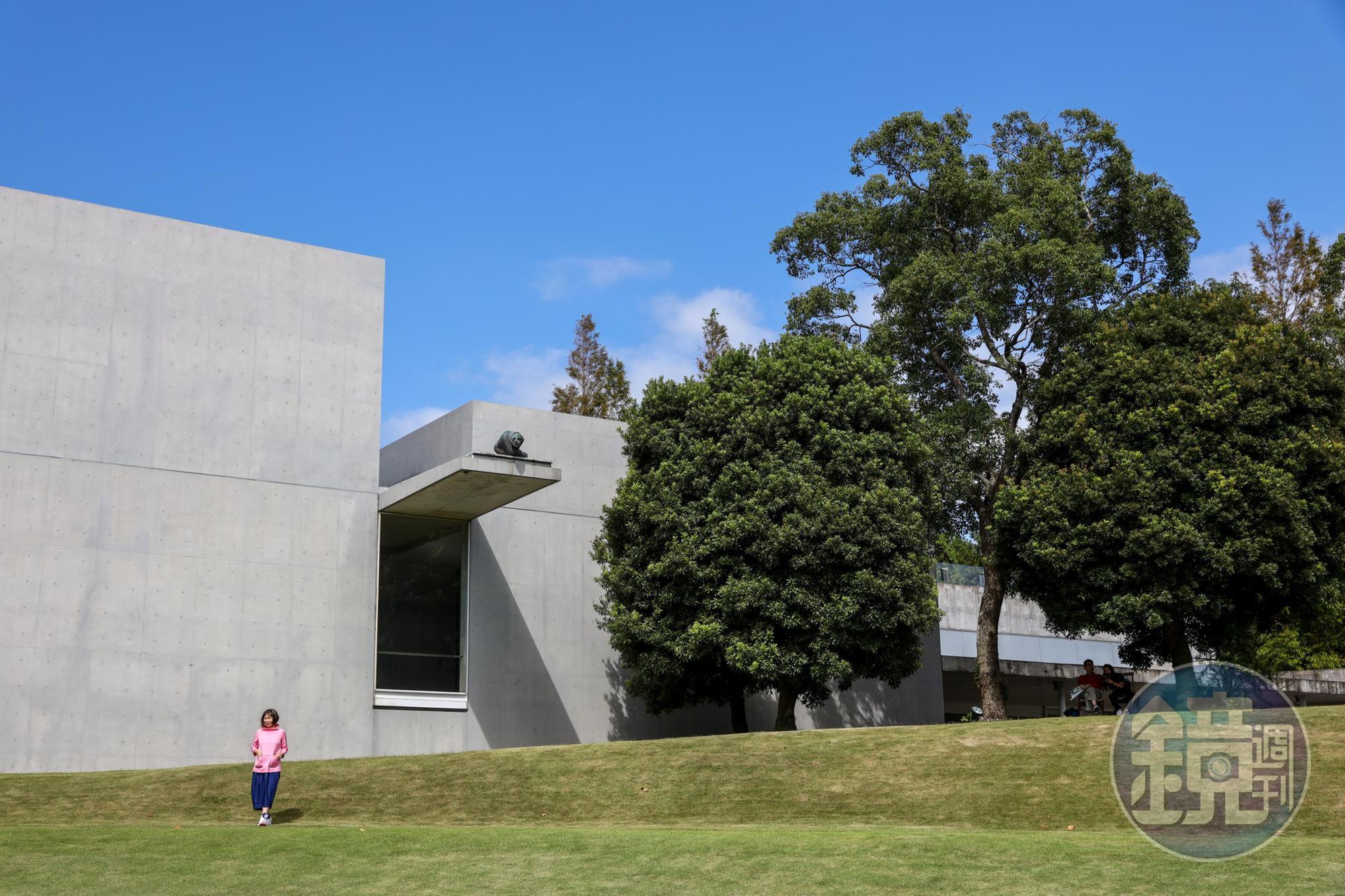 義大利雕刻家Giuliano Vangi的雕刻庭園美術館,作品藏在屋頂或不經意的角落,讓觀客處處有驚喜。
