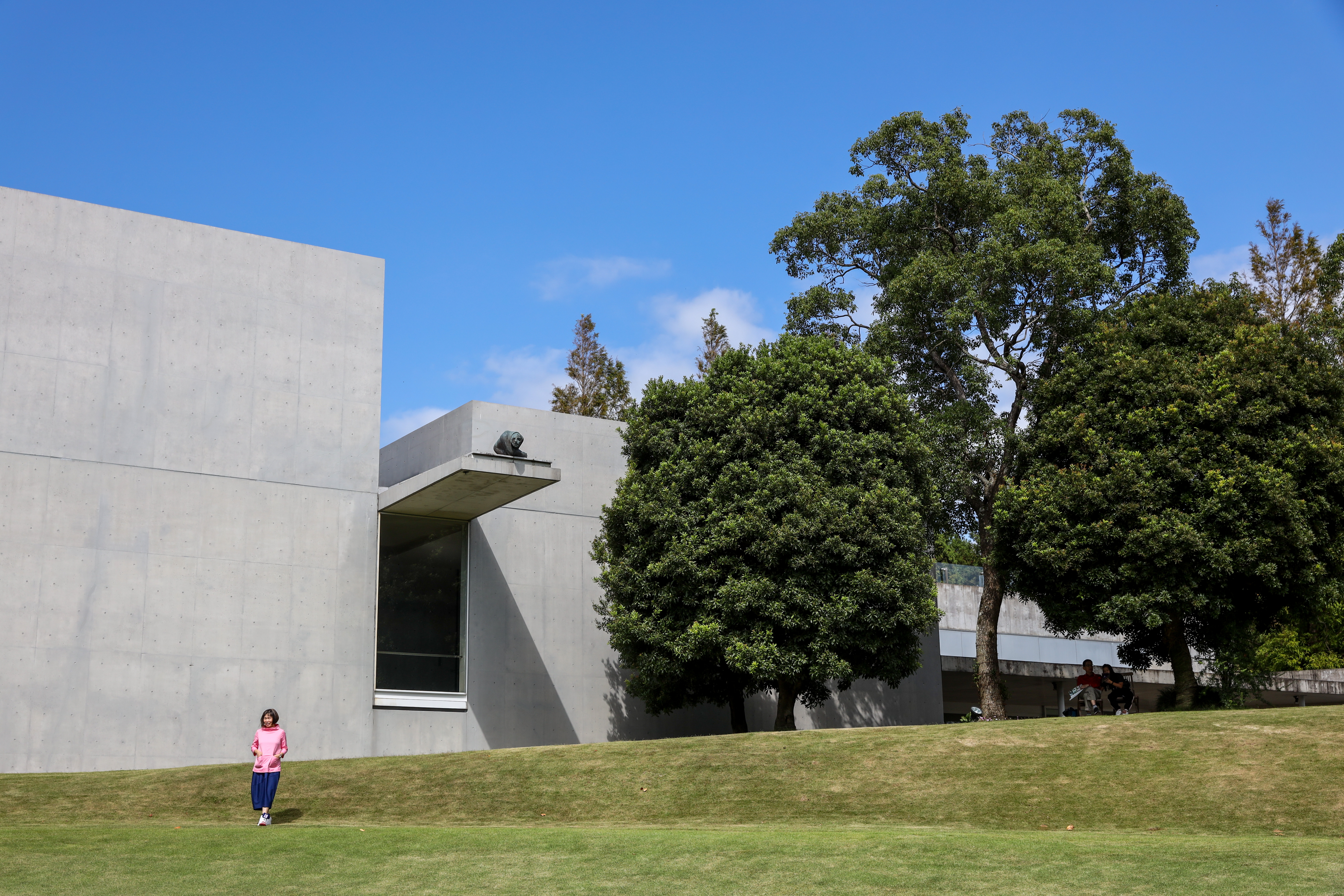 義大利雕刻家Giuliano Vangi的雕刻庭園美術館，作品藏在屋頂或不經意的角落，讓觀客處處有驚喜。