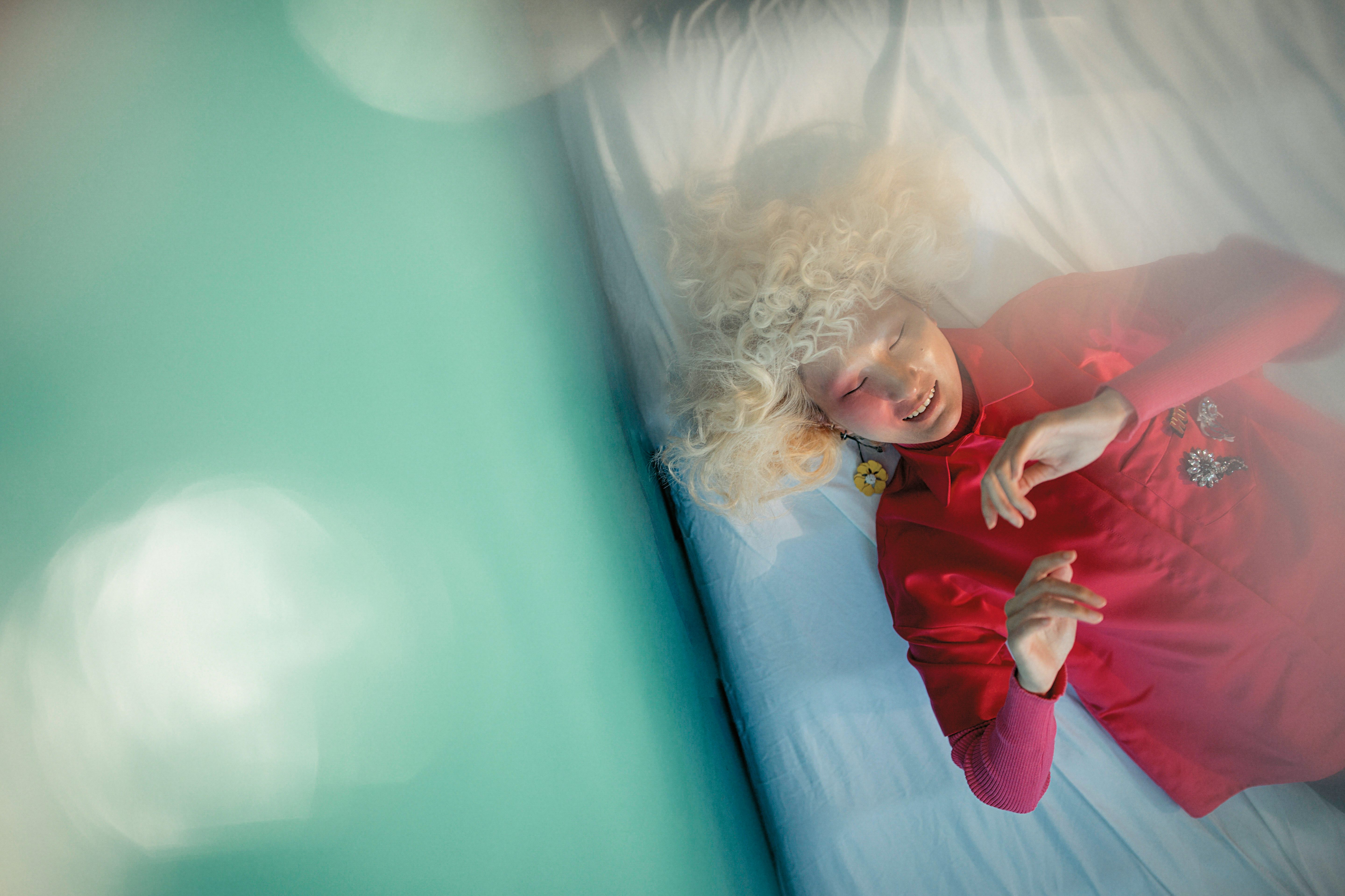 螢光粉口袋徽章短袖襯衫 NT$9,050 by Maje；粉紅色高領針織衫 NT$8,120 by Maje；皮革小雛菊耳環 NT$12,500 by PRADA