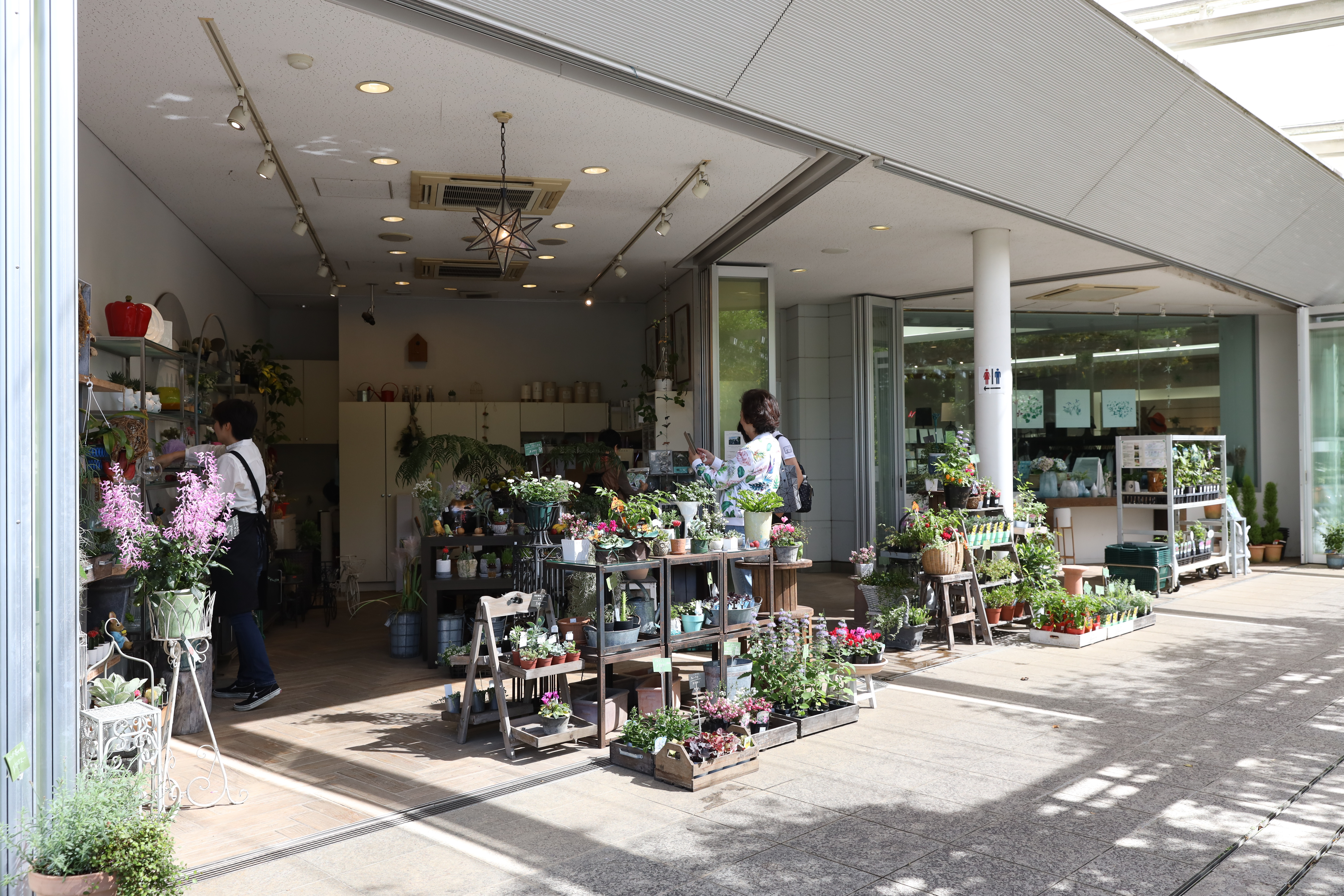 園區裡的小花店，雅致宜人。