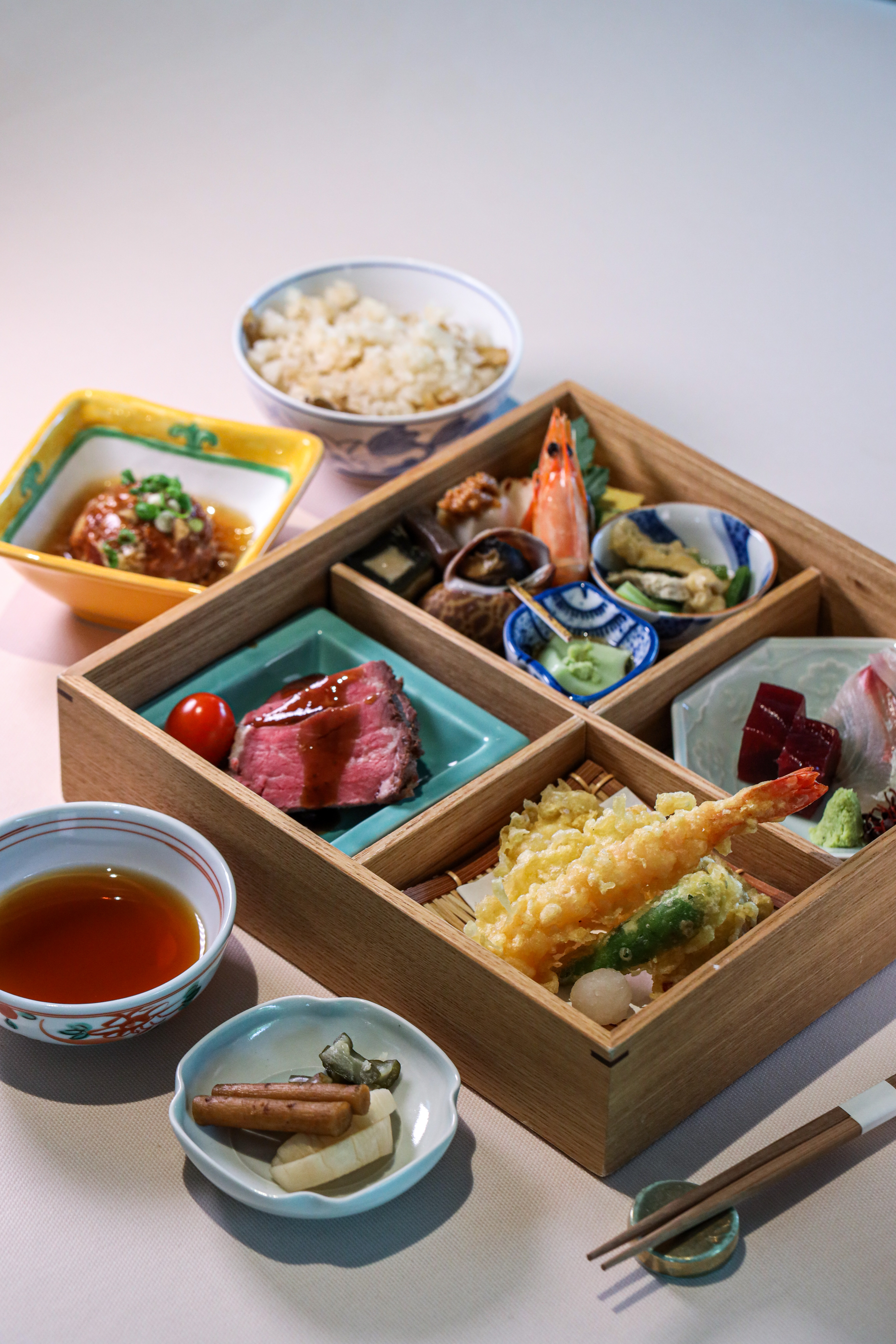 「箱膳」中包含海陸食材，每一樣都做得精緻。（4,000日圓／份，約NT$1,125）