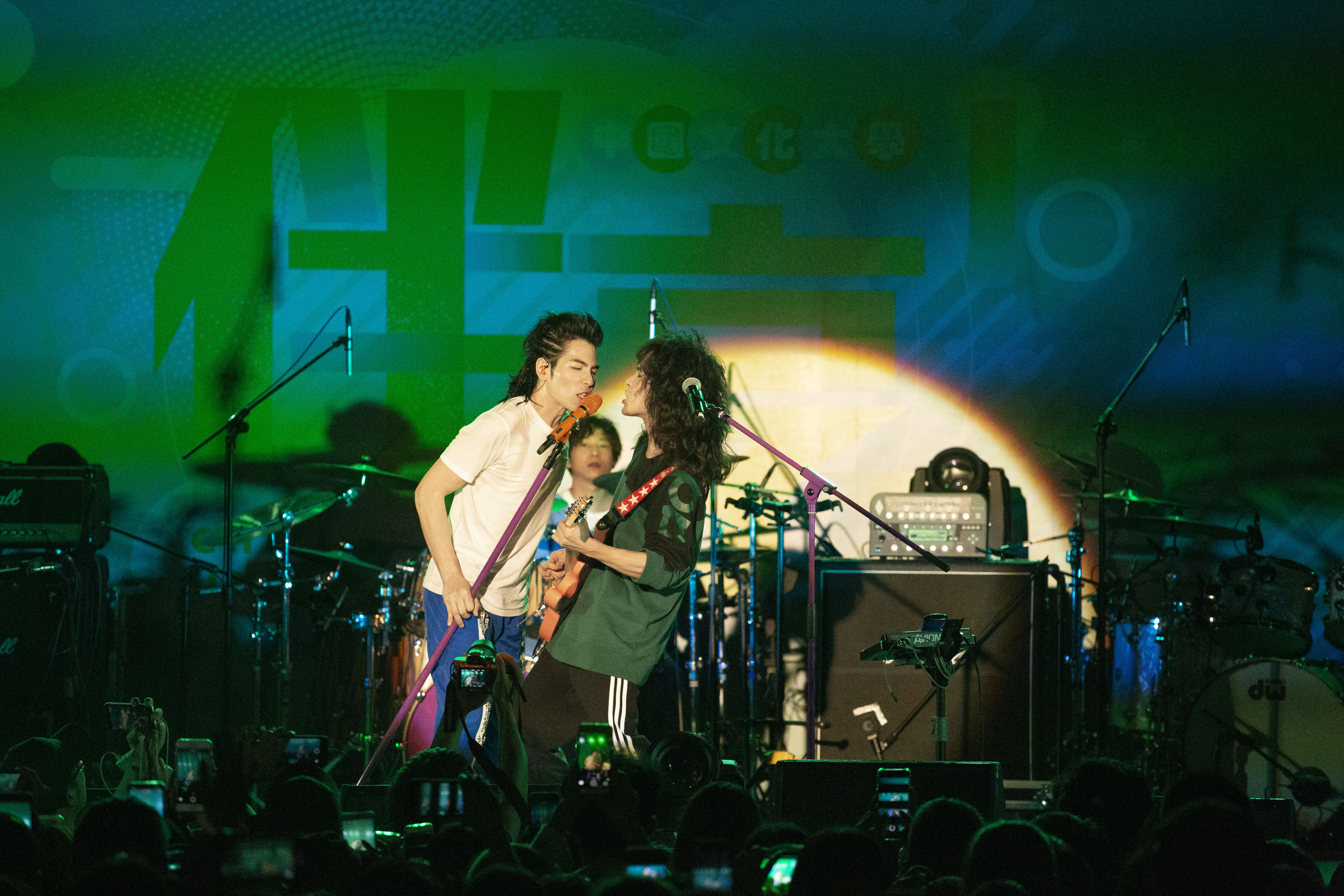 獅子LION到文化大學開唱，主唱老蕭一連演唱多首經典。（華納唱片提供）