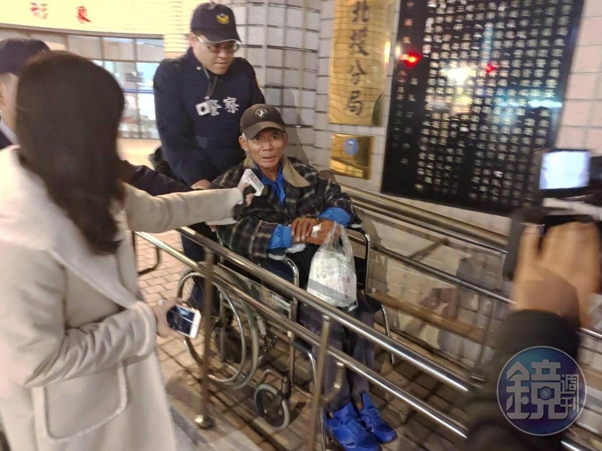 柯賜海去年因未繳納21萬元罰金遭通緝被警方逮捕，身體虛弱的他還要靠員警推輪椅在旁照顧。