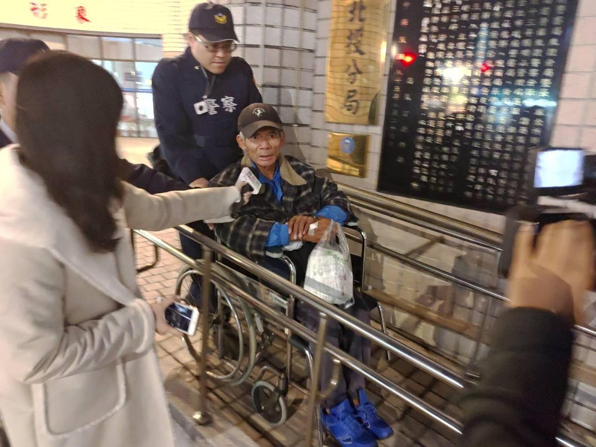 柯賜海去年因未繳納21萬元罰金遭通緝被警方逮捕，身體虛弱的他還要靠員警推輪椅在旁照顧。