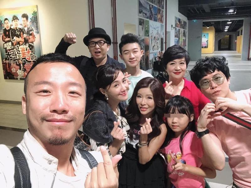 倪良瑋（右一）帶著旗下藝人崔佩儀（右二）、李愛綺（中）等人開心錄影。（翻攝自源鑛娛樂FB）